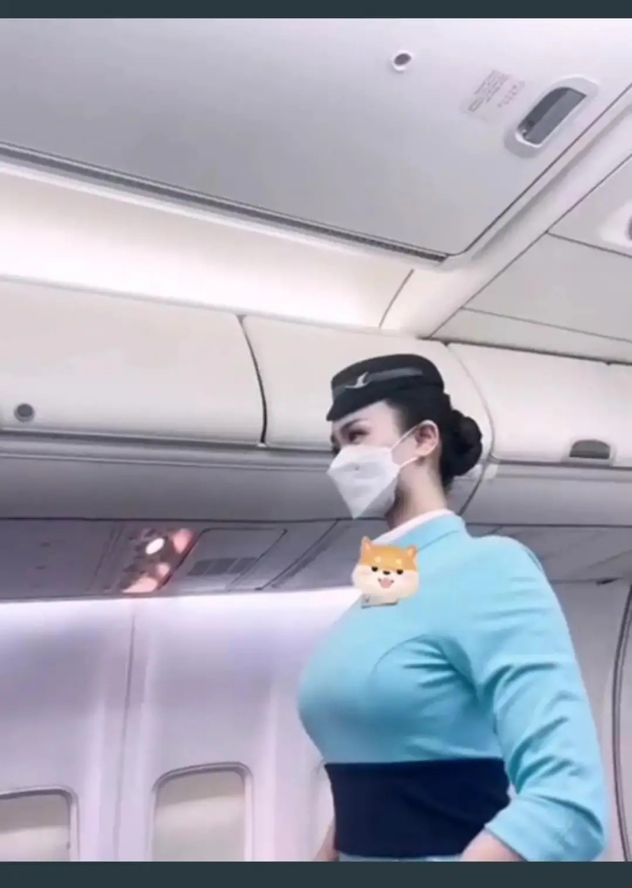 厦航空姐展示飞行注意事项.侧面拍仰拍,有种别样的风采...