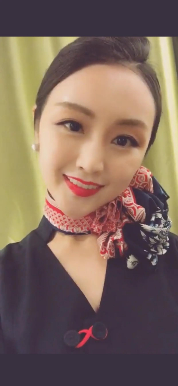 华夏航空空姐天生丽质,闭月羞花,迷倒众生!凝视1分钟,烦恼全抛开!