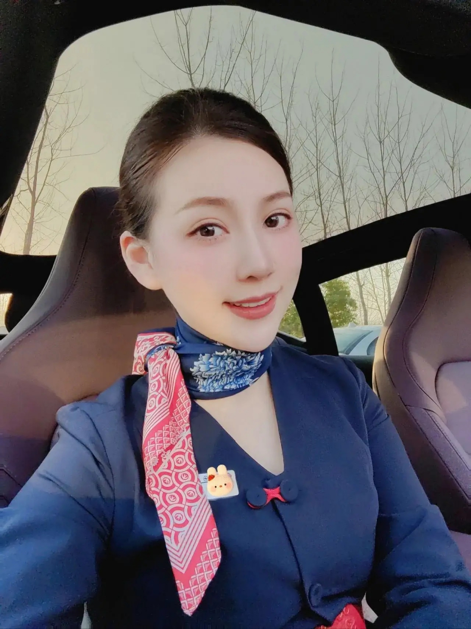 东方航空真是美女如云啊!看看这位同事,要多美,有多美!