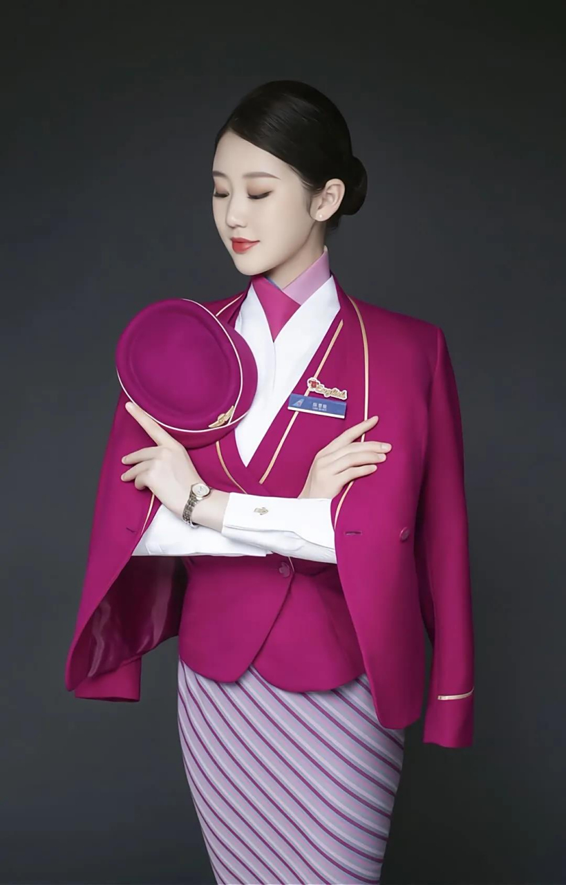 南航的红和蓝有啥不同?这个红色称为"玫粉红".是空乘服务的颜色.