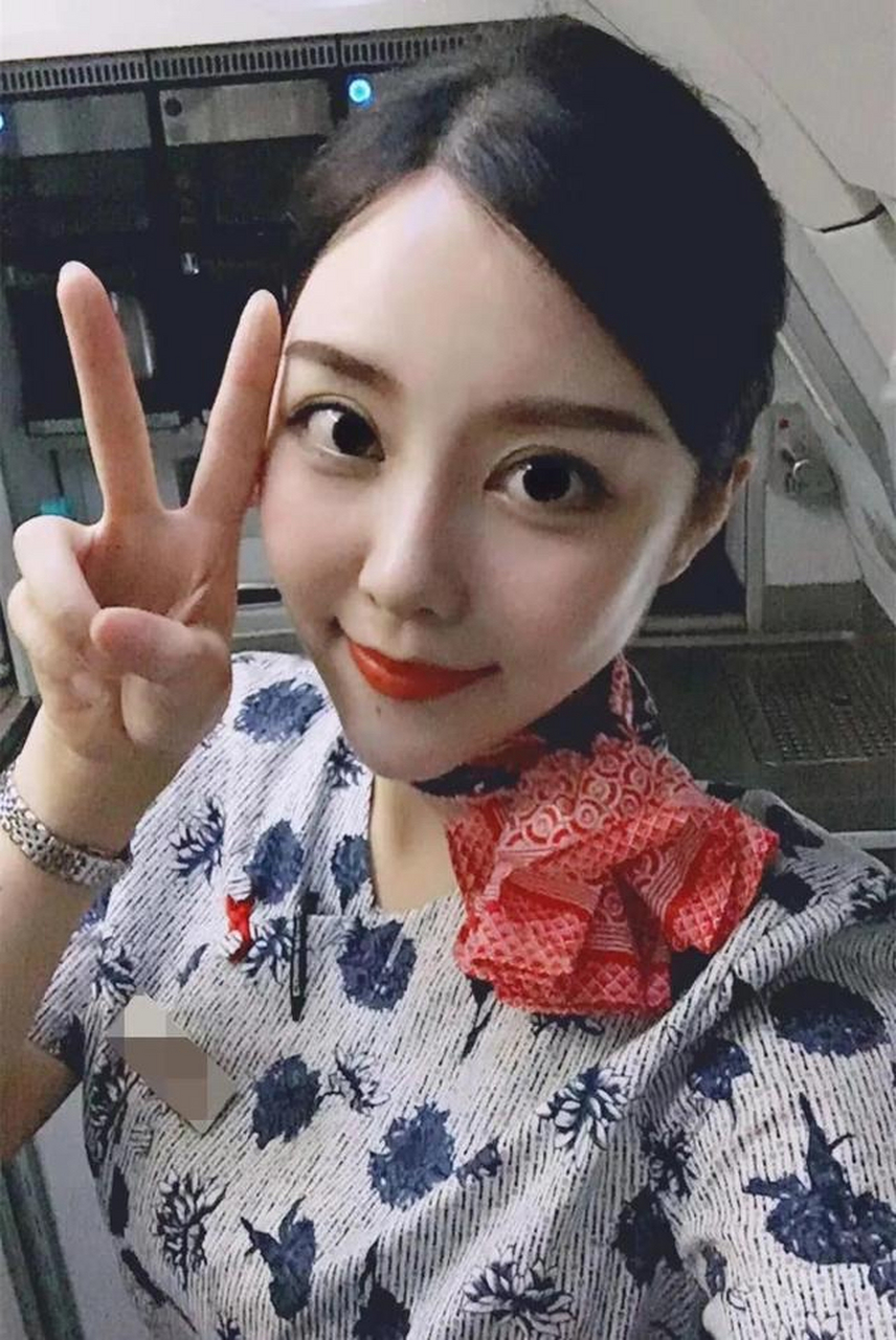 东航的绝世美女.工作照和生活照,喜欢哪一张?