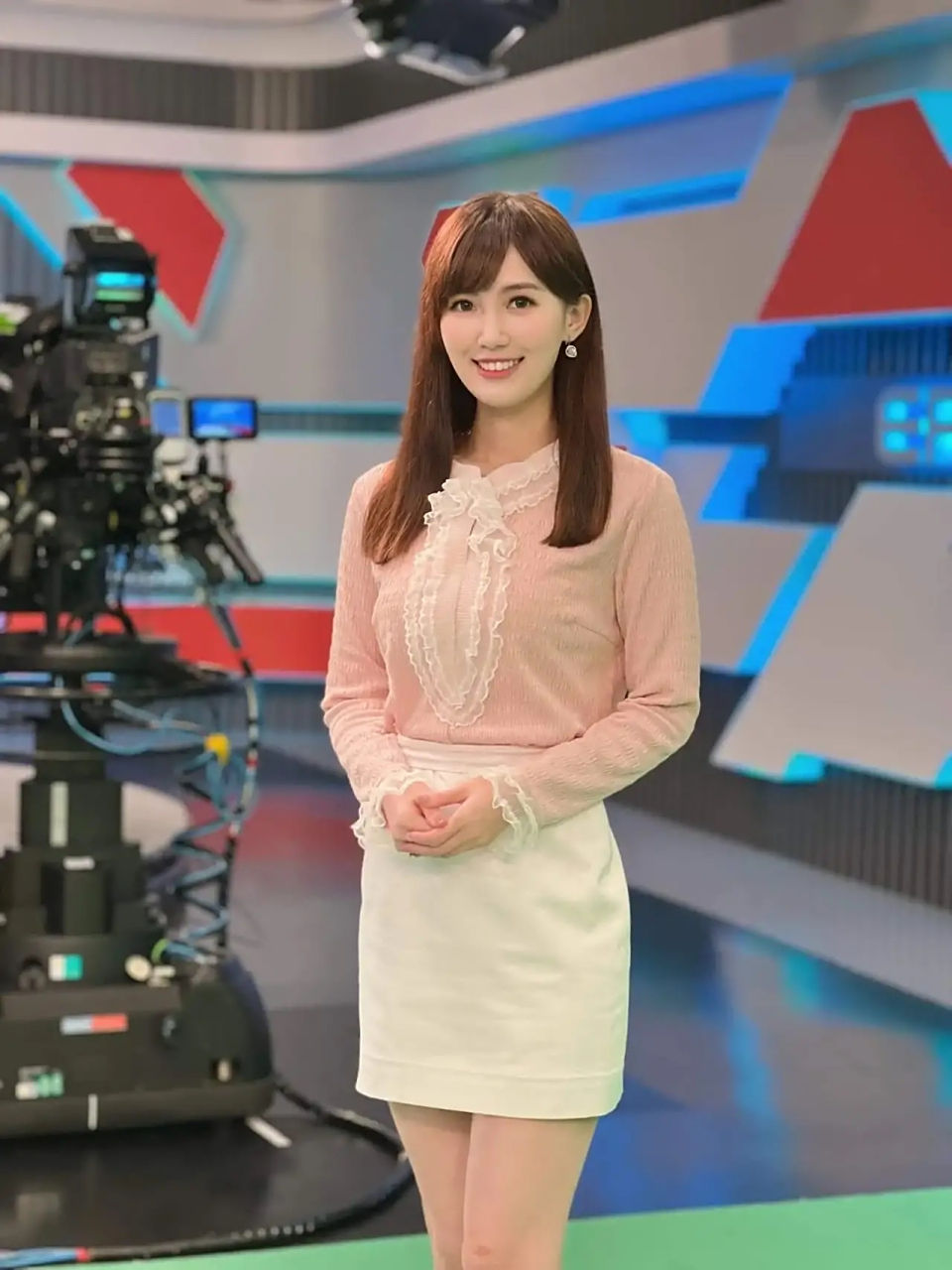 台湾年代新闻主播,真的很阳光,很有气质啊!