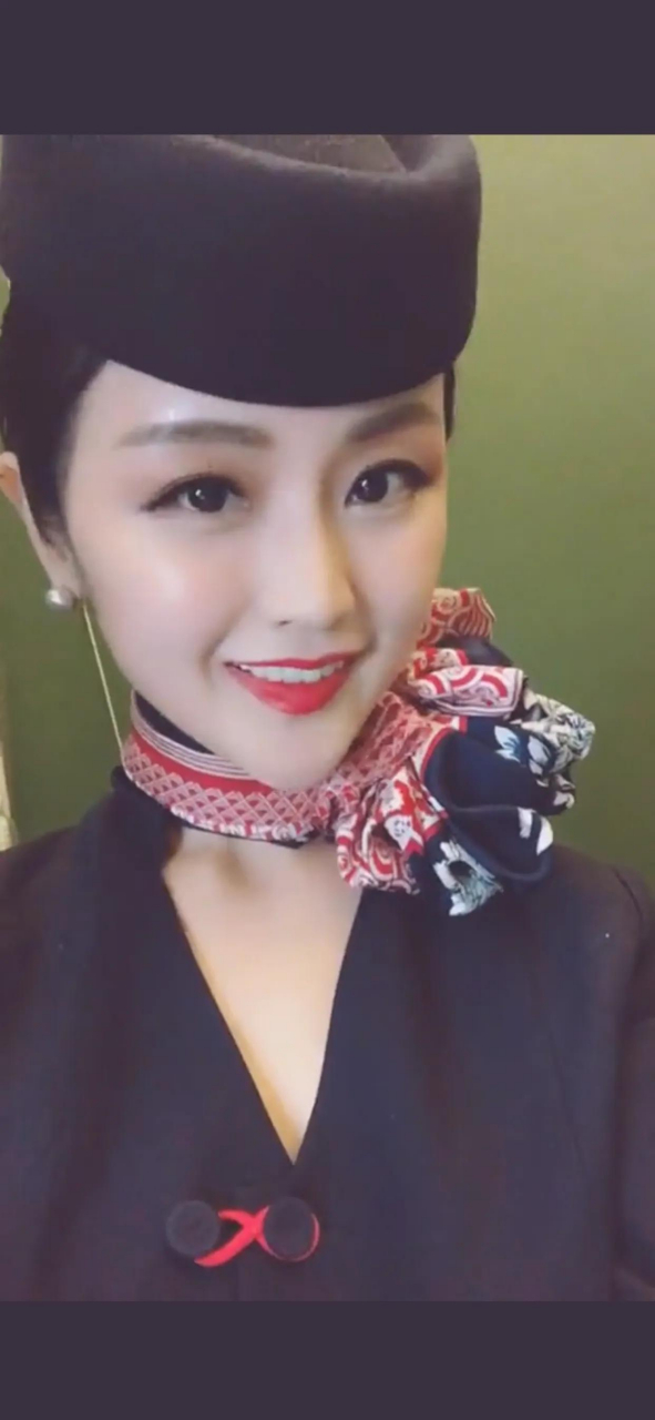 华夏航空空姐天生丽质,闭月羞花,迷倒众生!凝视1分钟,烦恼全抛开!