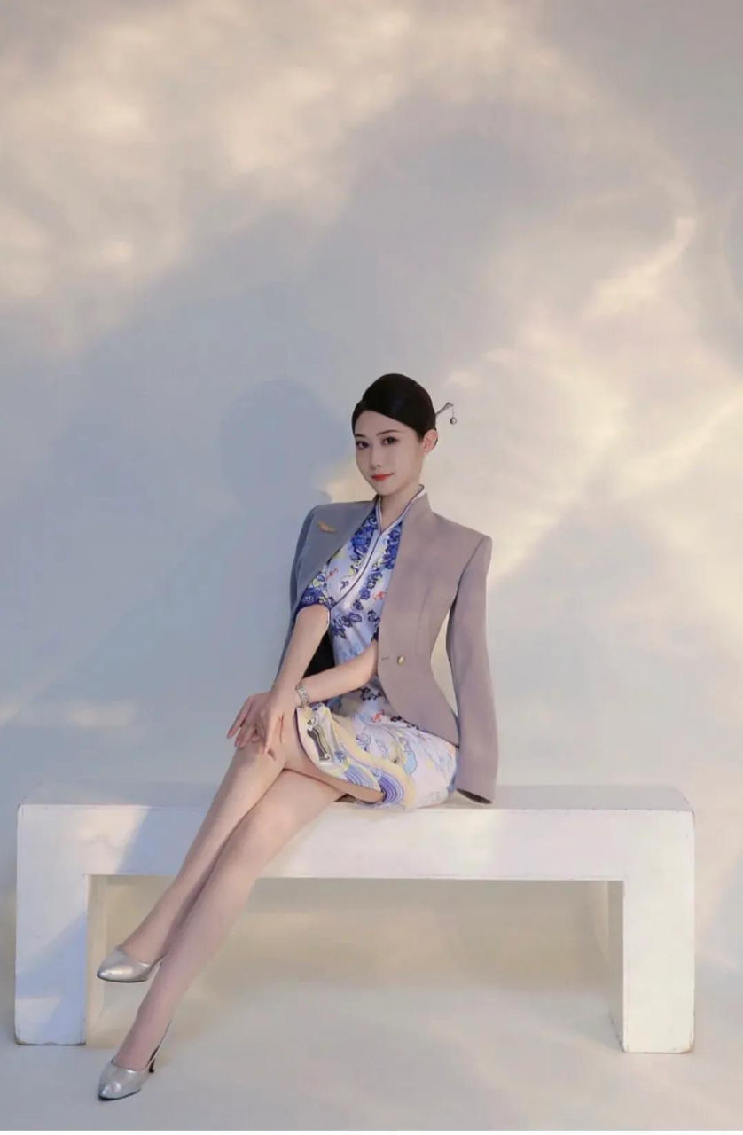 海南航空的浅灰色制服,搭配青花瓷旗袍,交相辉映,亦庄亦谐,堪称经典!