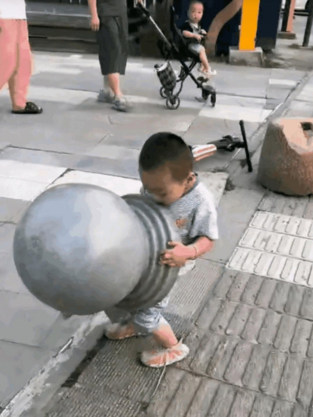 大家说该不该赔偿,在小区门口小孩玩起了大力士,结果把石墩摔坏了.