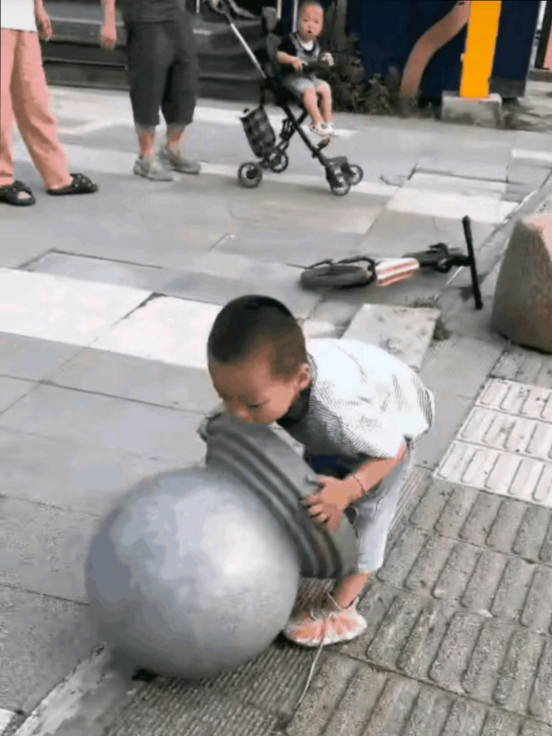 大家说该不该赔偿,在小区门口小孩玩起了大力士,结果把石墩摔坏了.