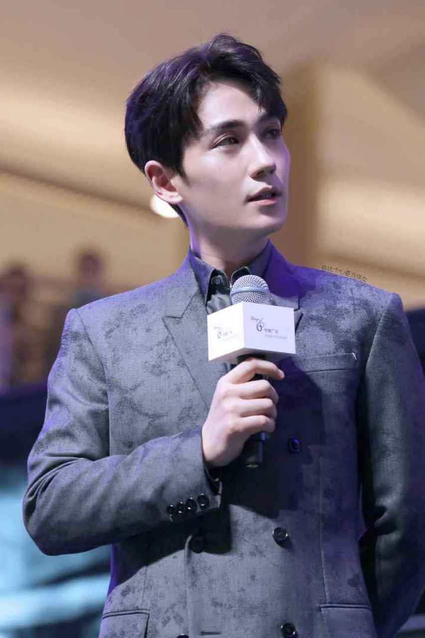 朱一龙亲爱的自己# [鲜花]#朱一龙养你一身# 朱一龙,愿你一生无忧,愿