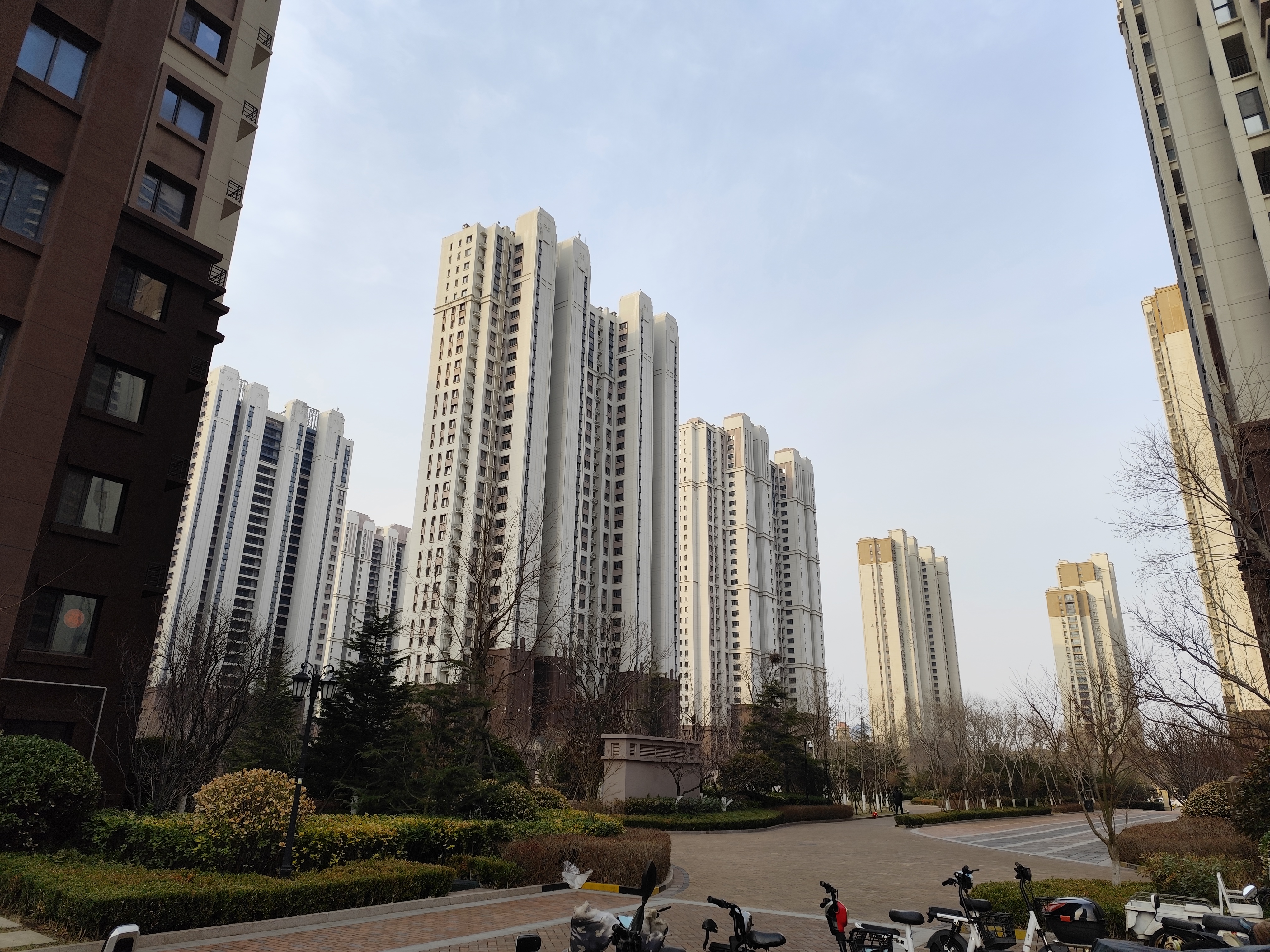 红褐色砖块铺就的路面,透露着古典与雅致