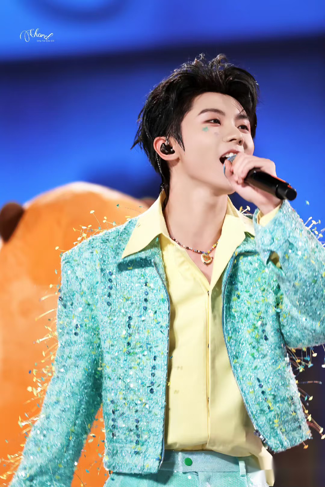 舞台上的马嘉祺如星辰璀璨,天籁之音让夜色都为之沉醉