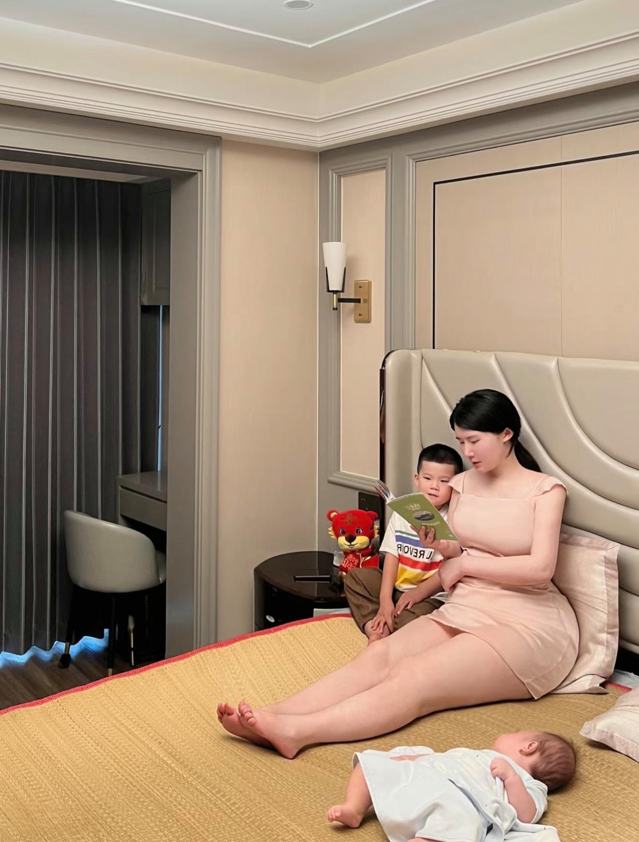 上诱惑真实漂亮老婆陪孩子睡觉图片少妇家中换衣家里的床晚上真实图片