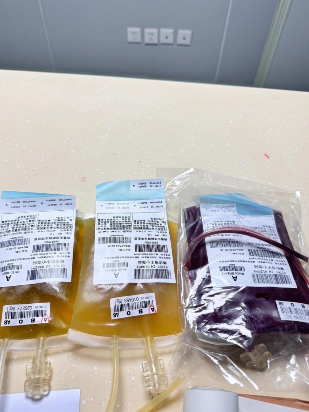 今日医院数个科室急需输血,但仅有一袋血液供应,如同杯水车薪