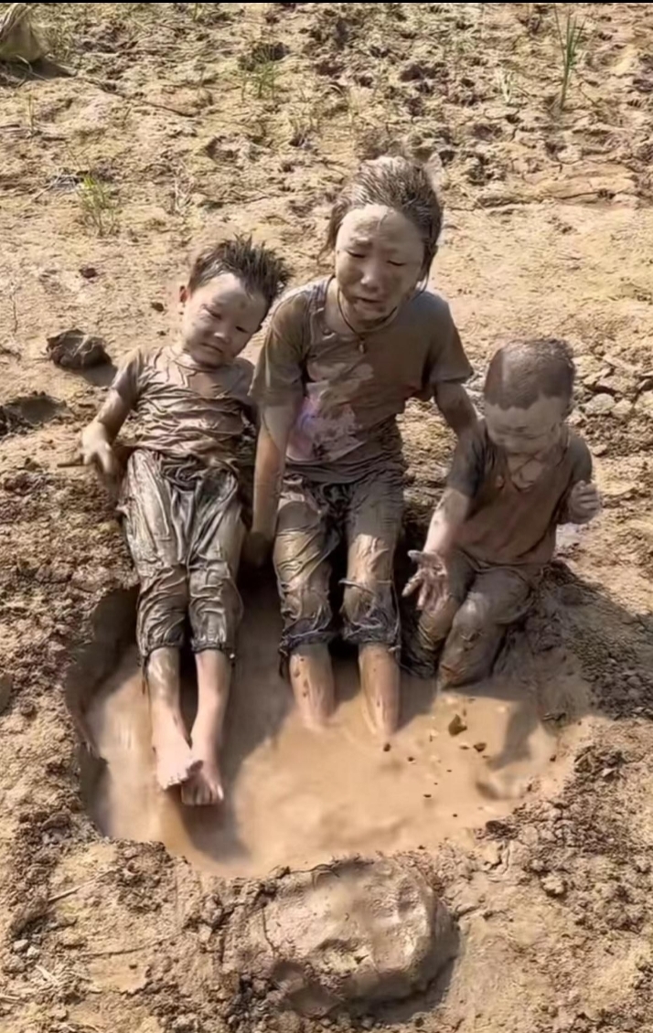这三个熊孩子玩泥巴都是那么的无忧无虑地玩耍,我都忍不住跟着开心