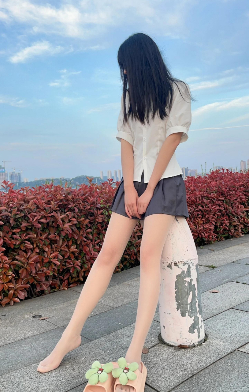 肉丝百褶裙现在成了学生的主流,虽然在学校不能这么穿,出了校门,一个