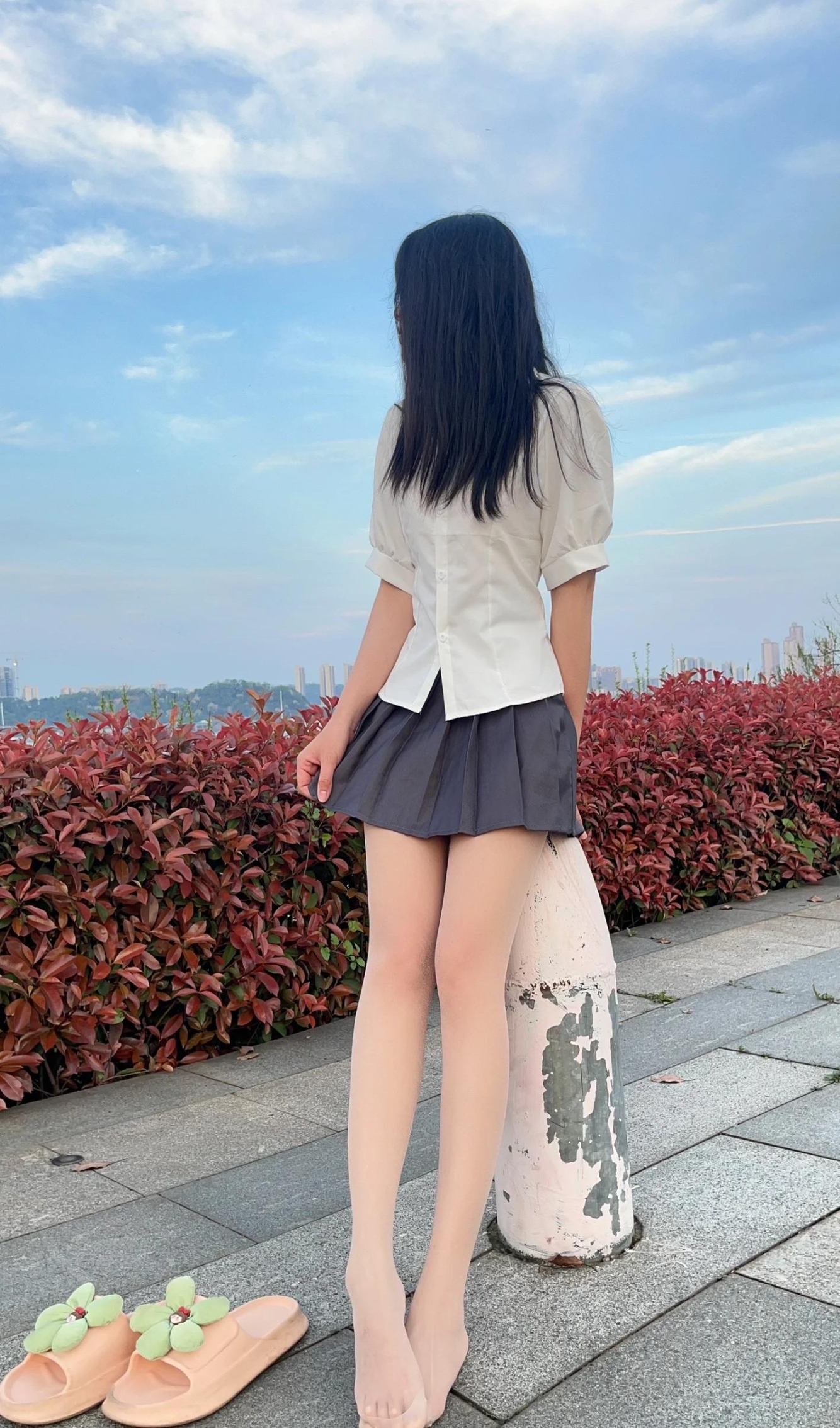 肉丝百褶裙现在成了学生的主流,虽然在学校不能这么穿,出了校门,一个