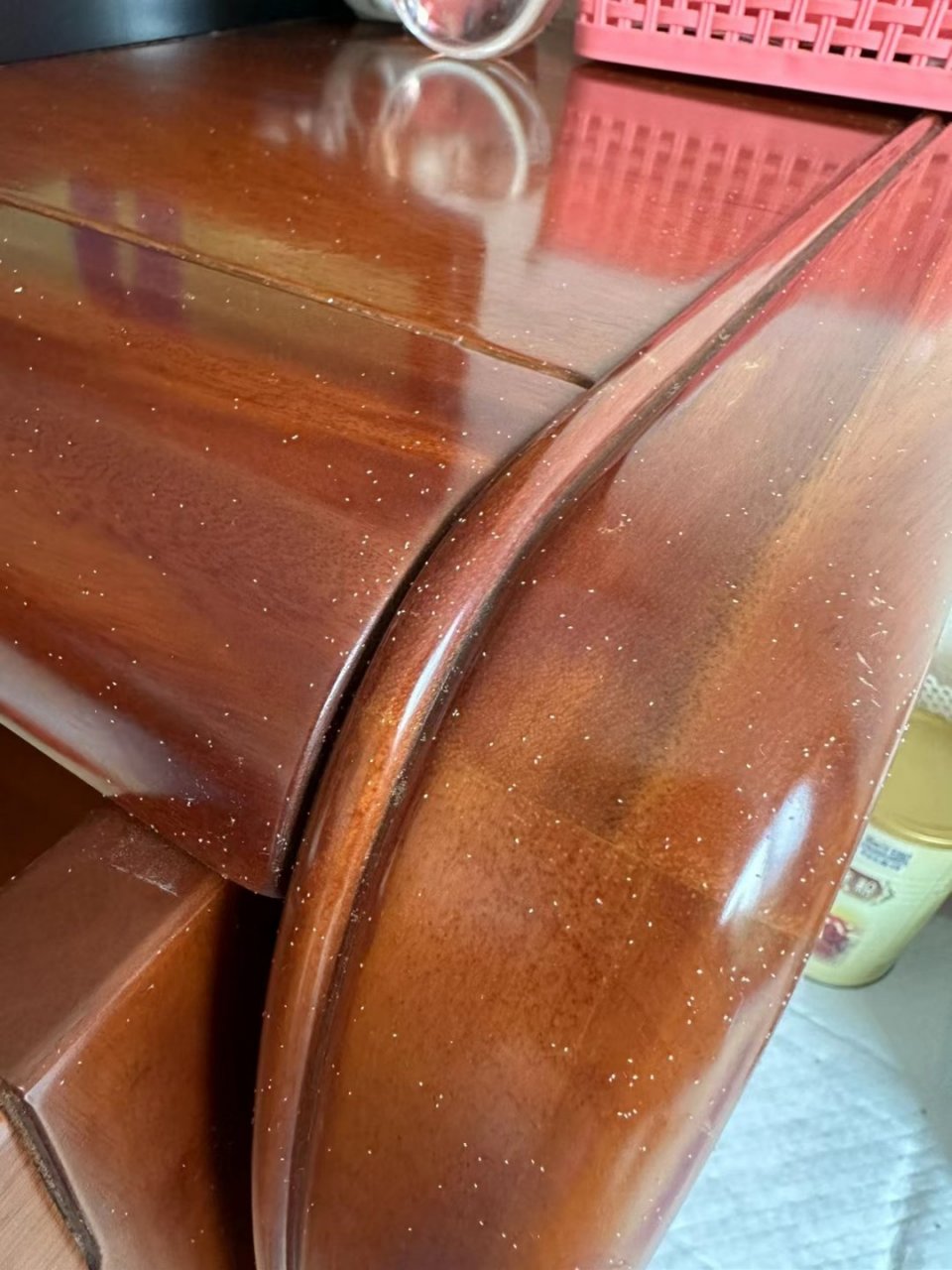 深圳的梅雨季使房间太潮又滋生尘虱,是一种白色巨小的虫,每次要爬到我