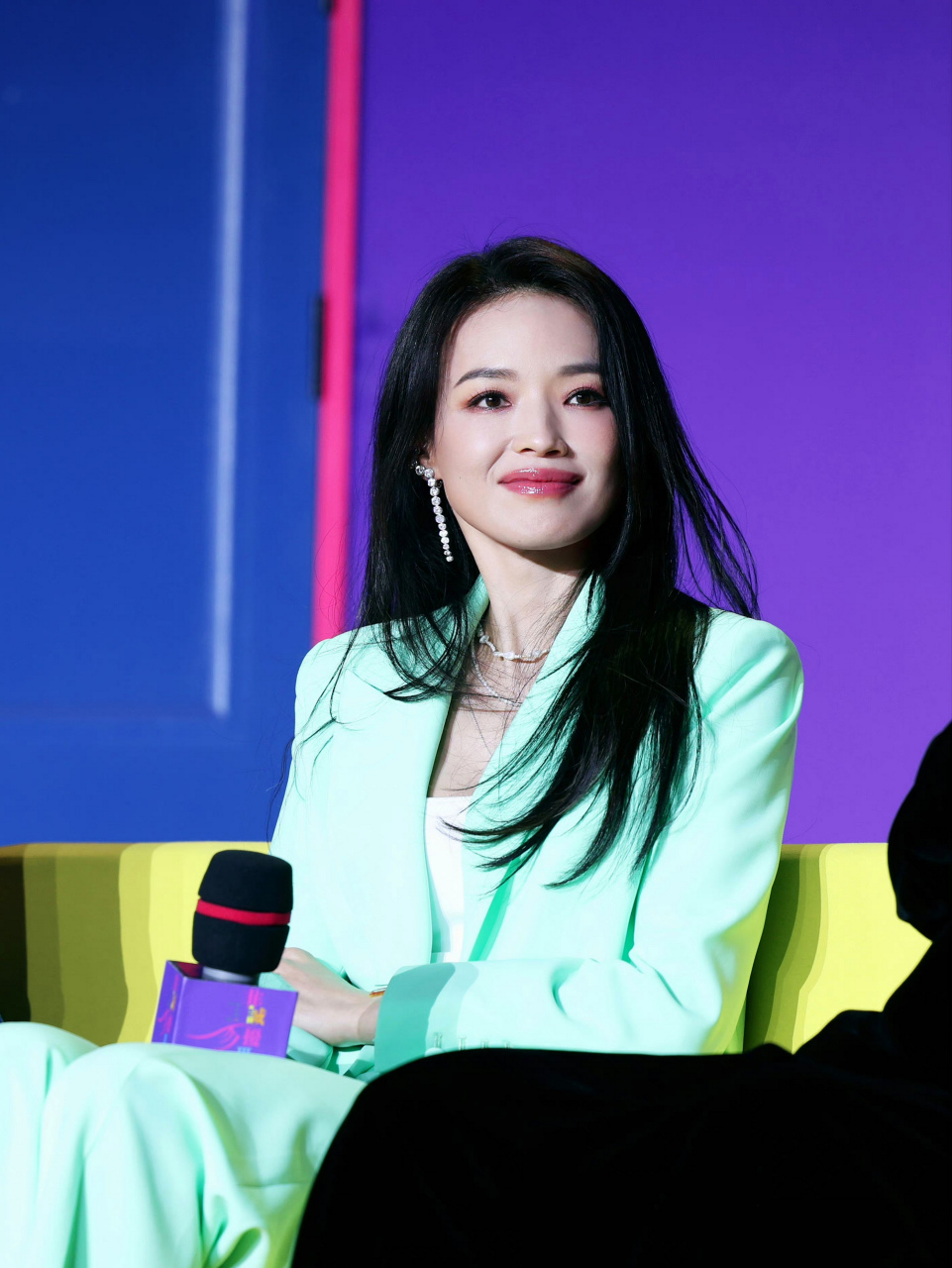 舒淇给人印象深刻,性感的厚嘴唇是她的标配与专属,低调,不张扬,漂亮的