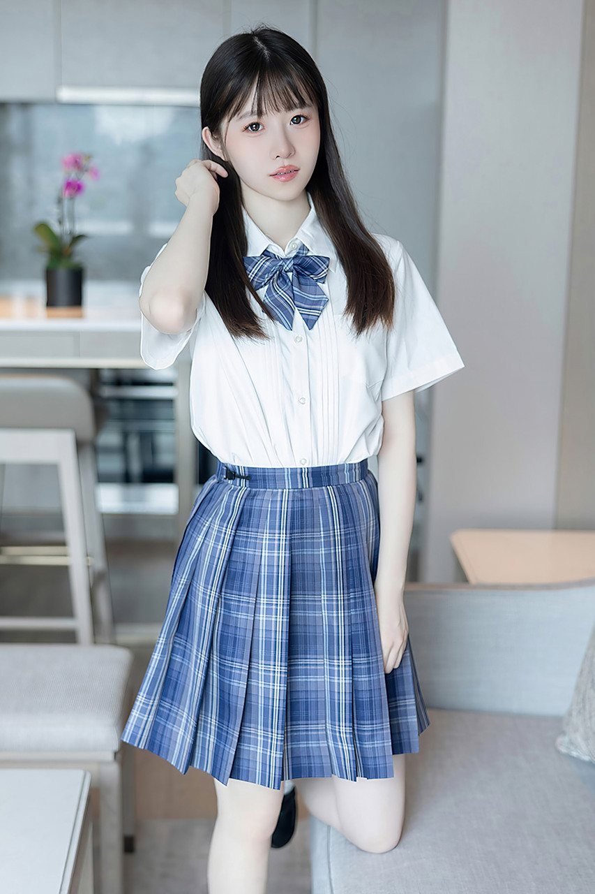 看着这位蓝白校服的女孩,仿佛回到了那些青涩的时光.