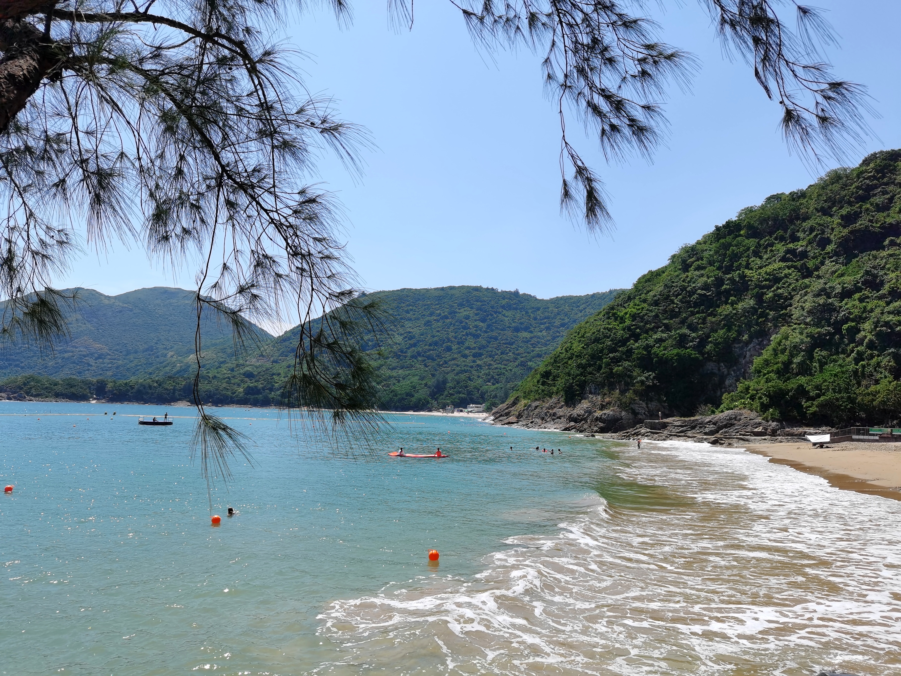 清水湾第一湾泳滩,水清沙幼,海景秀美,绿树成荫.