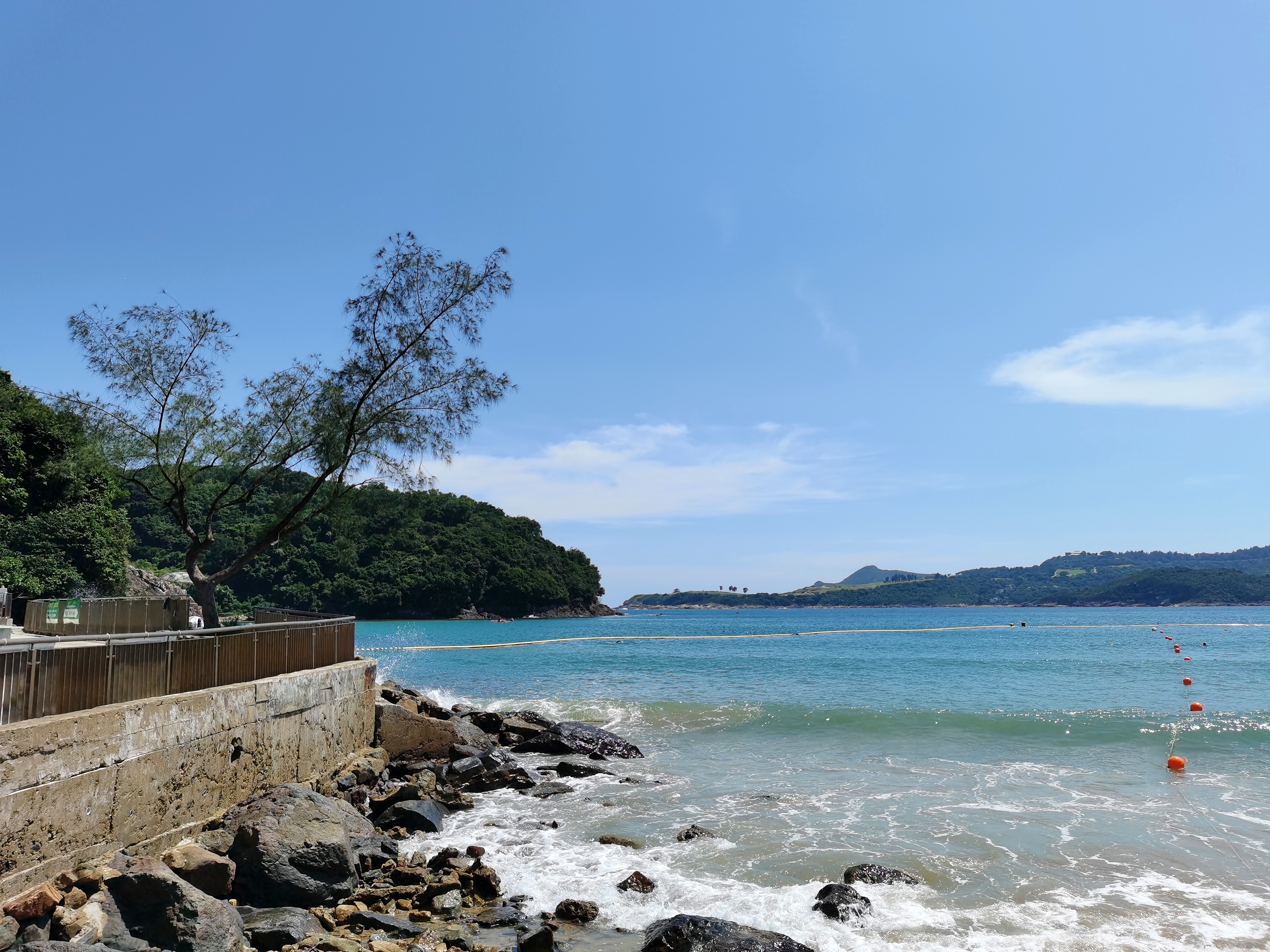 清水湾第一湾泳滩,水清沙幼,海景秀美,绿树成荫.