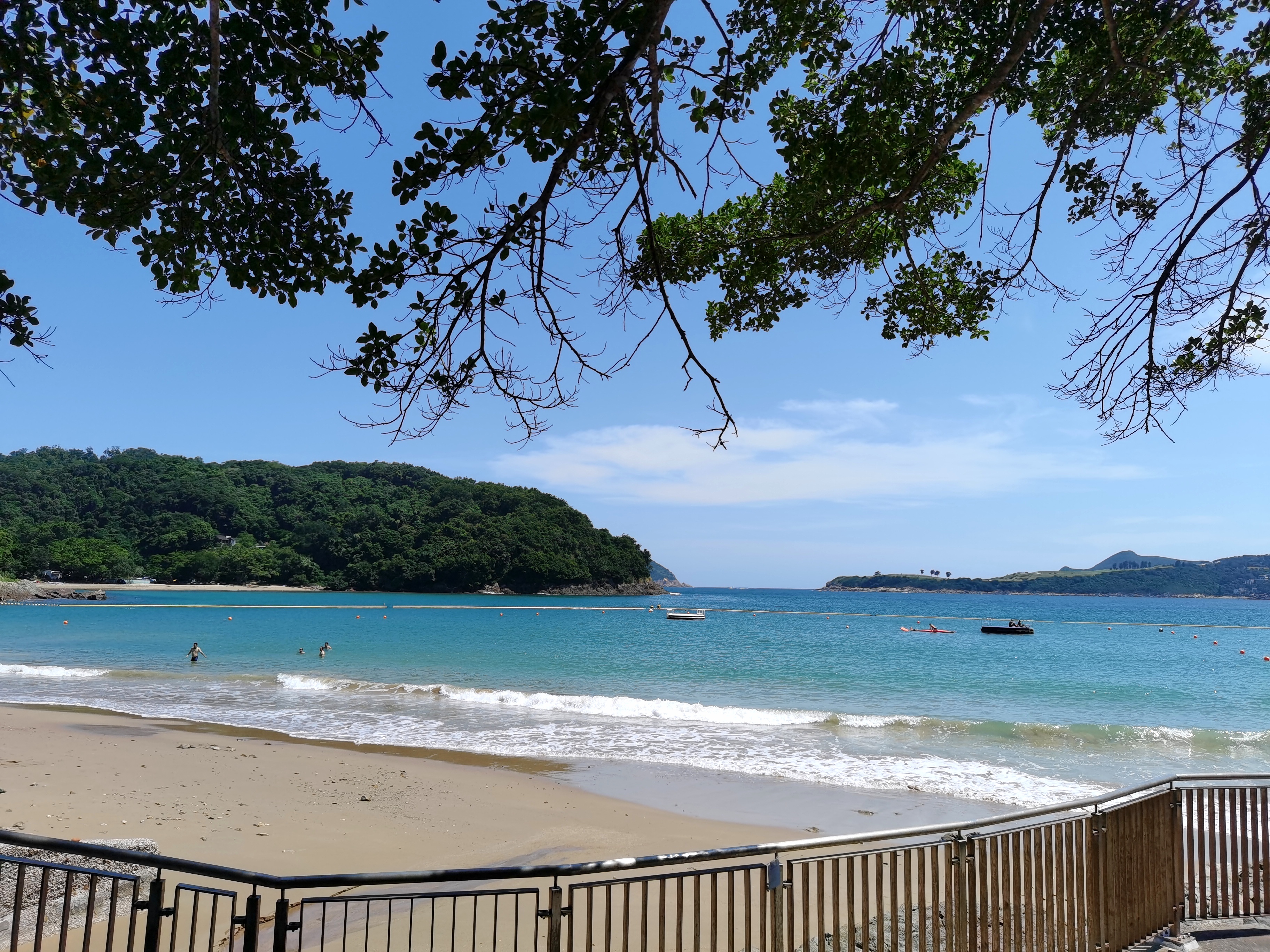 清水湾第一湾泳滩,水清沙幼,海景秀美,绿树成荫.