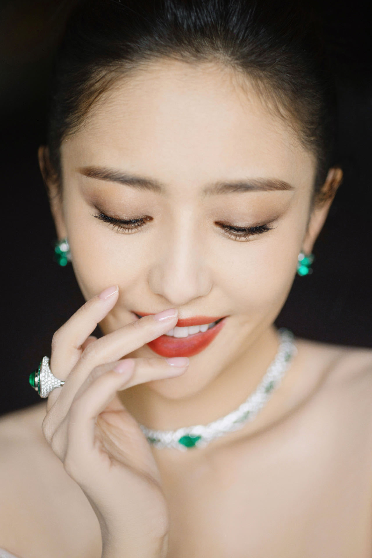 作为宝格丽的老朋友,佟丽娅满身珠光宝气,绝对算得上宝格丽盛典上的