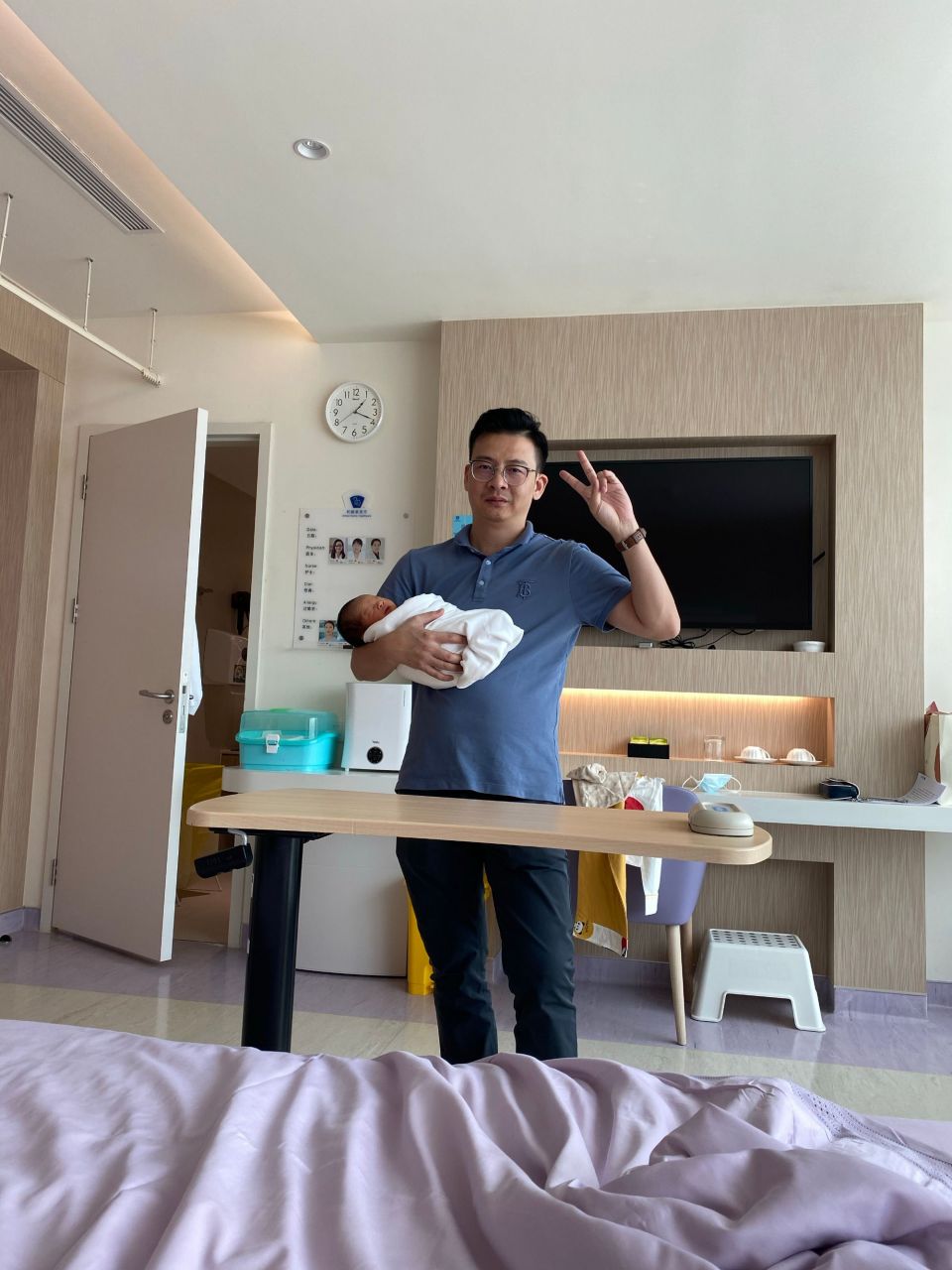 该女子自称是娱乐公司签约女艺人,与陈英烽在飞机