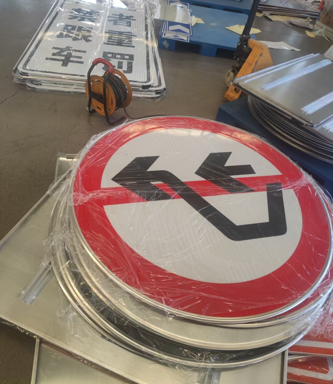 交通禁令标志牌定制厂家,禁令标志牌一般白底红圈黑图案,一般为圆形