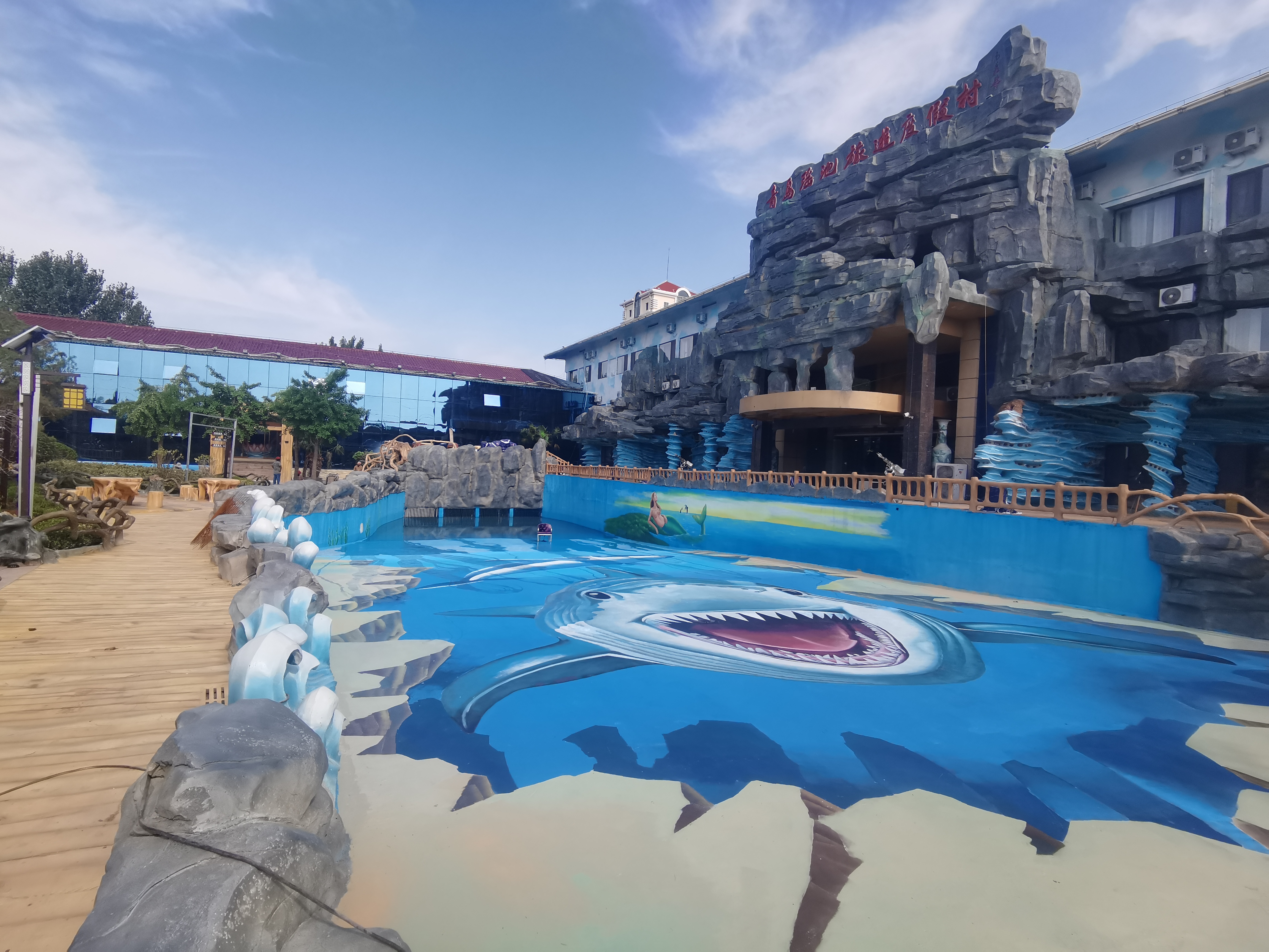 美美哒造浪池,手绘鲨鱼与美人鱼跃然眼前96.