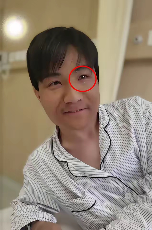 看手机是医生交代的测眼睛的聚焦和锻炼