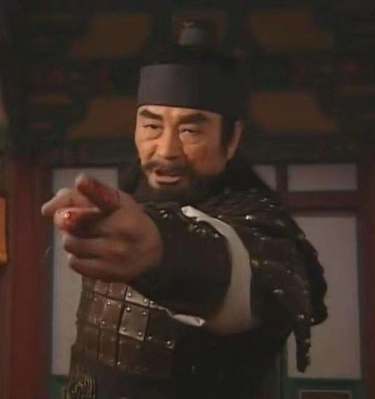 本贯全州李氏.李义方出身军人家庭,后成为军官,官至牵龙行首散员.