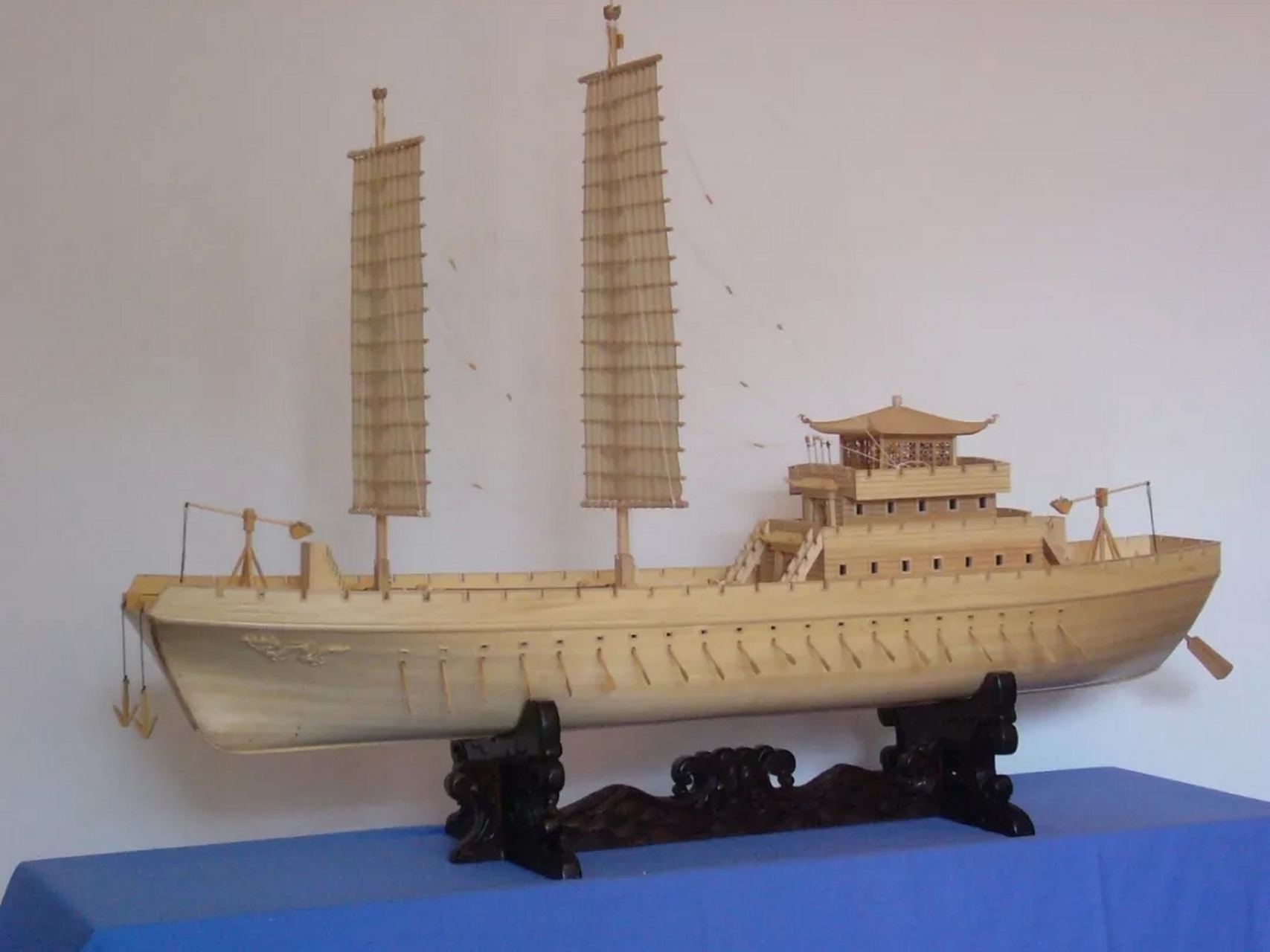 楼船,中国古代的一种大型战船 因船上建有重楼,因而得名