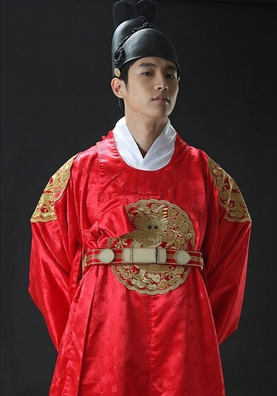 昭显世子 (朝鲜语:,1612年—1645年),名李(读作wāng),朝鲜王朝王子.