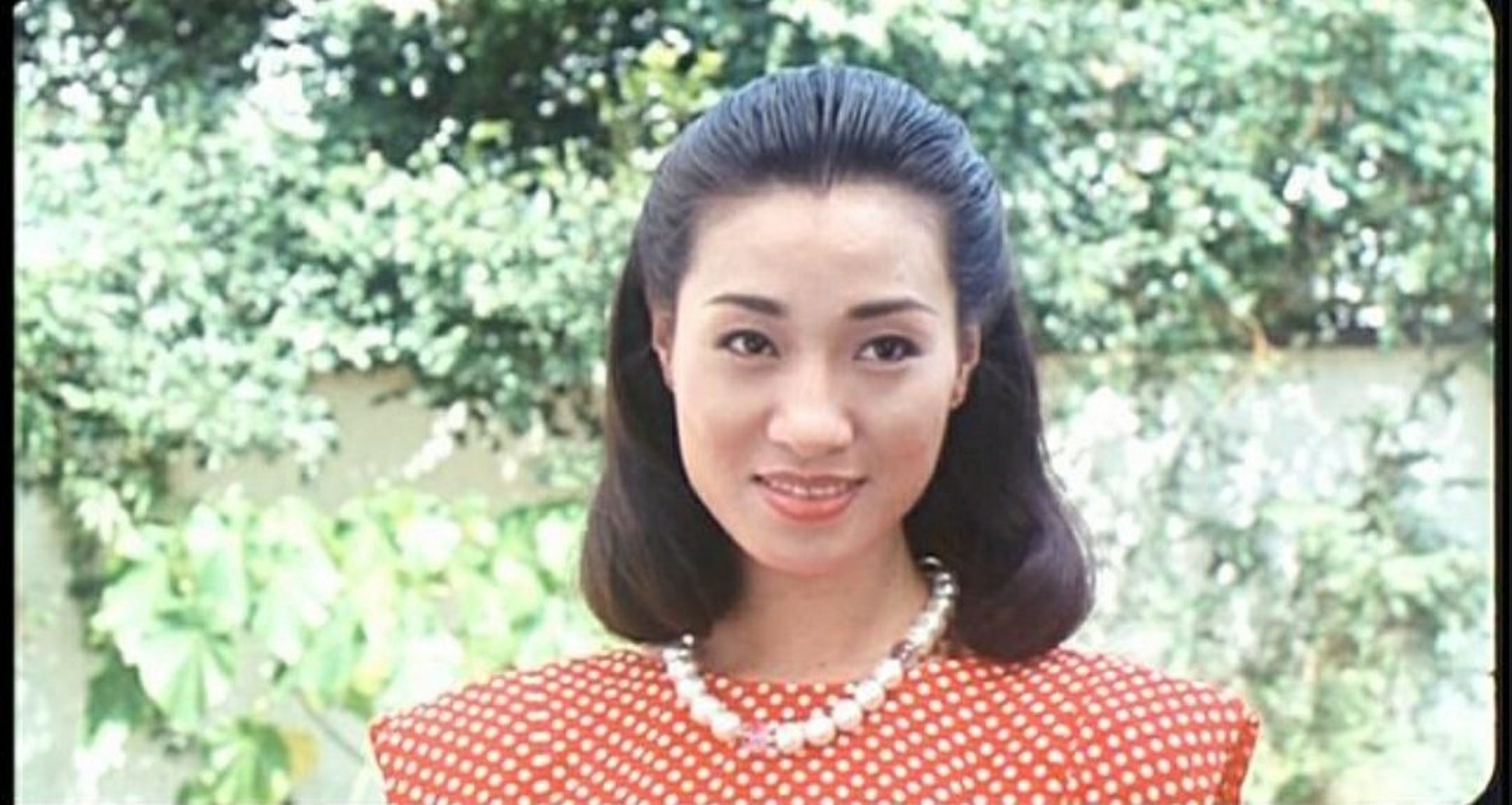 王小凤,1962年生于香港调景岭,受过初中教育