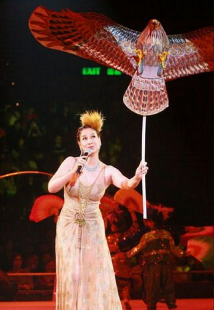 甄妮,香港金针奖获得者,1953年2月20日生于澳门,祖籍广东江门,华语