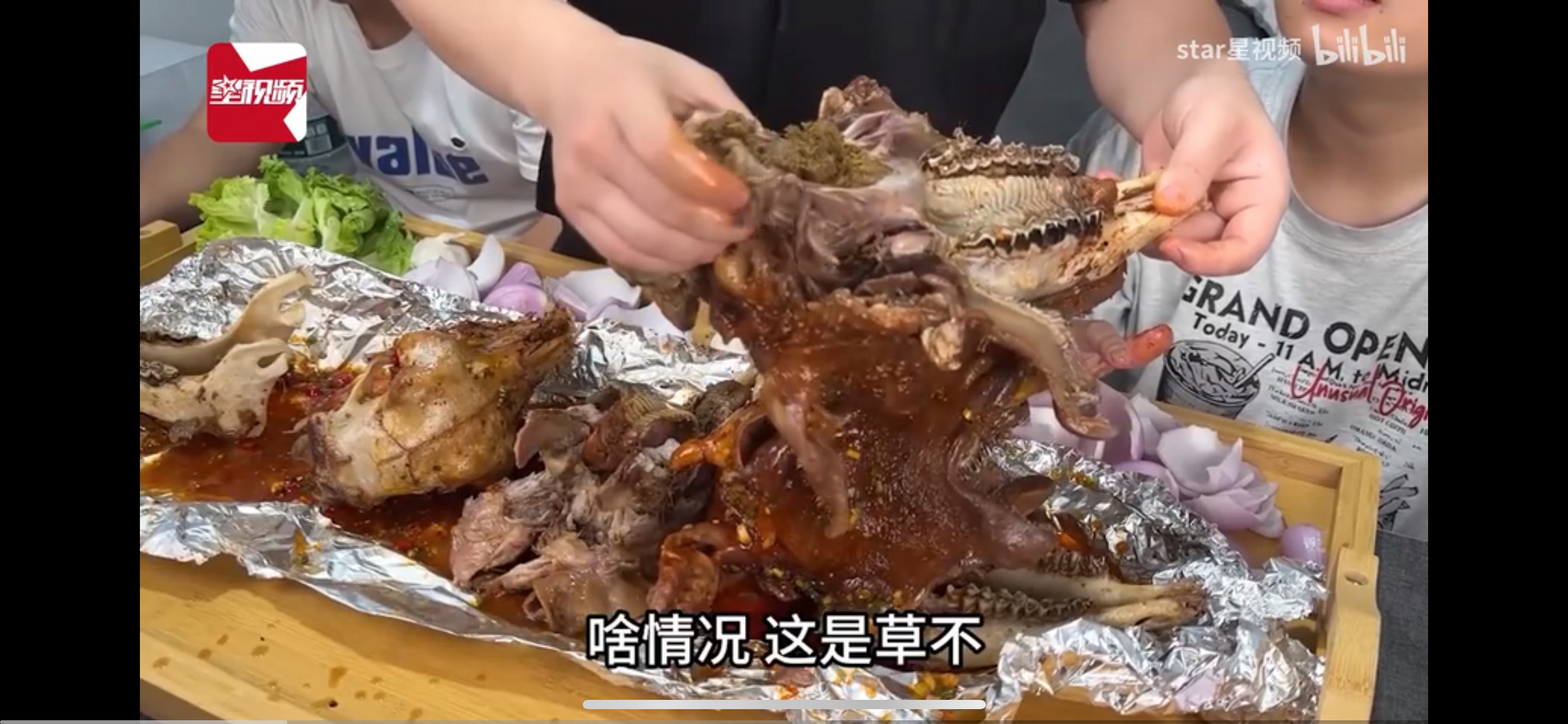 吃播网红在卤羊头中吃到草 6月30日,吃播网红"贪吃瑜"称其购买了江西