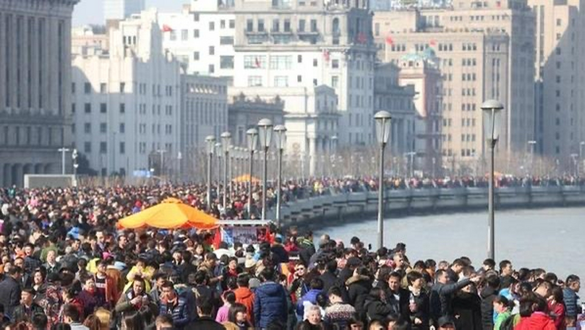 上海高温外滩游客仍人山人海 在炎炎夏日的2024年7月6日,上海这座繁华