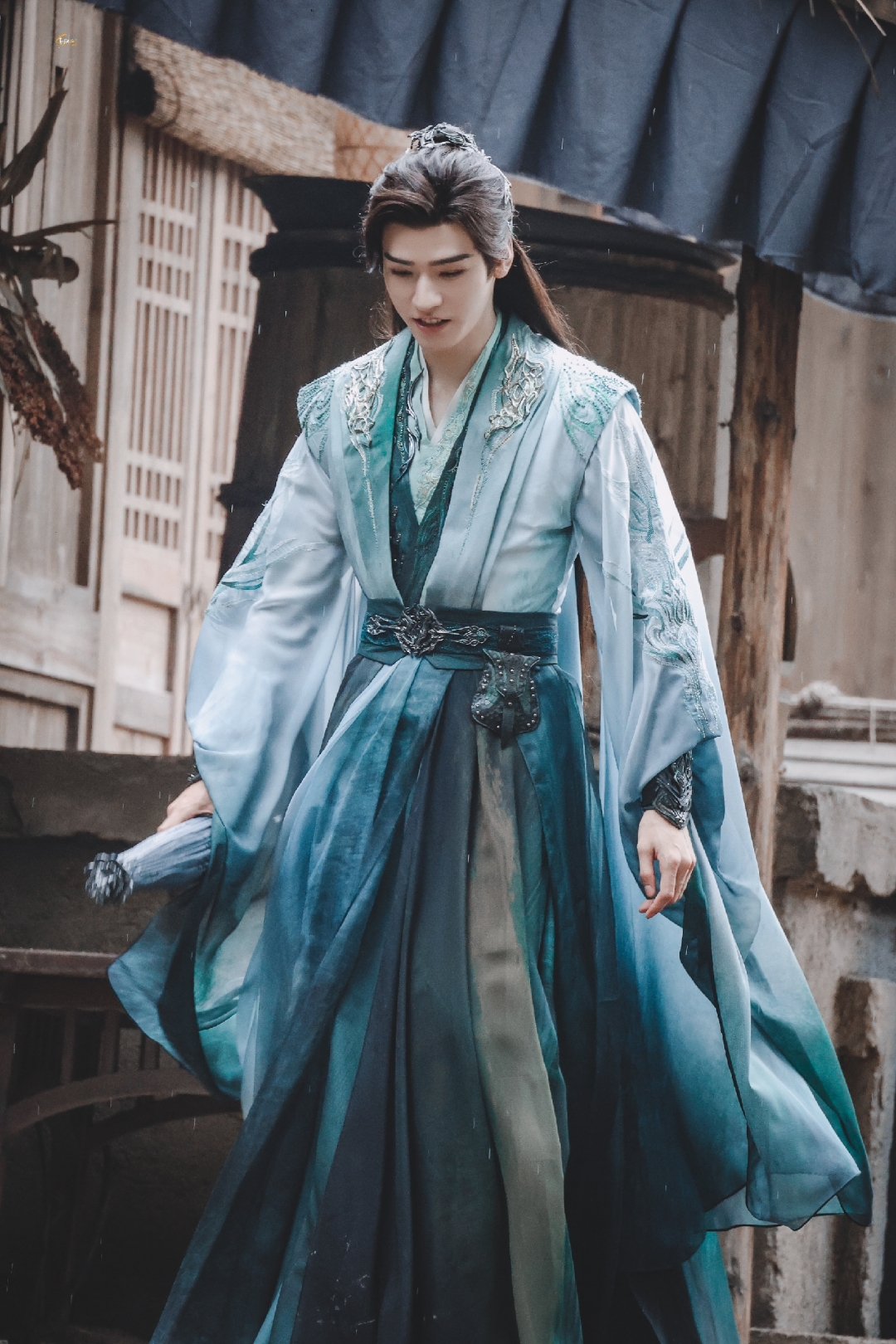 龚俊苏暮雨# 雨幕轻垂,古风佳人执伞而来,宛如画中行,天选的苏暮雨.