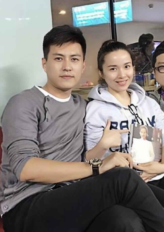 两人一看就是一家人,般配到家了,难怪靳东爱家