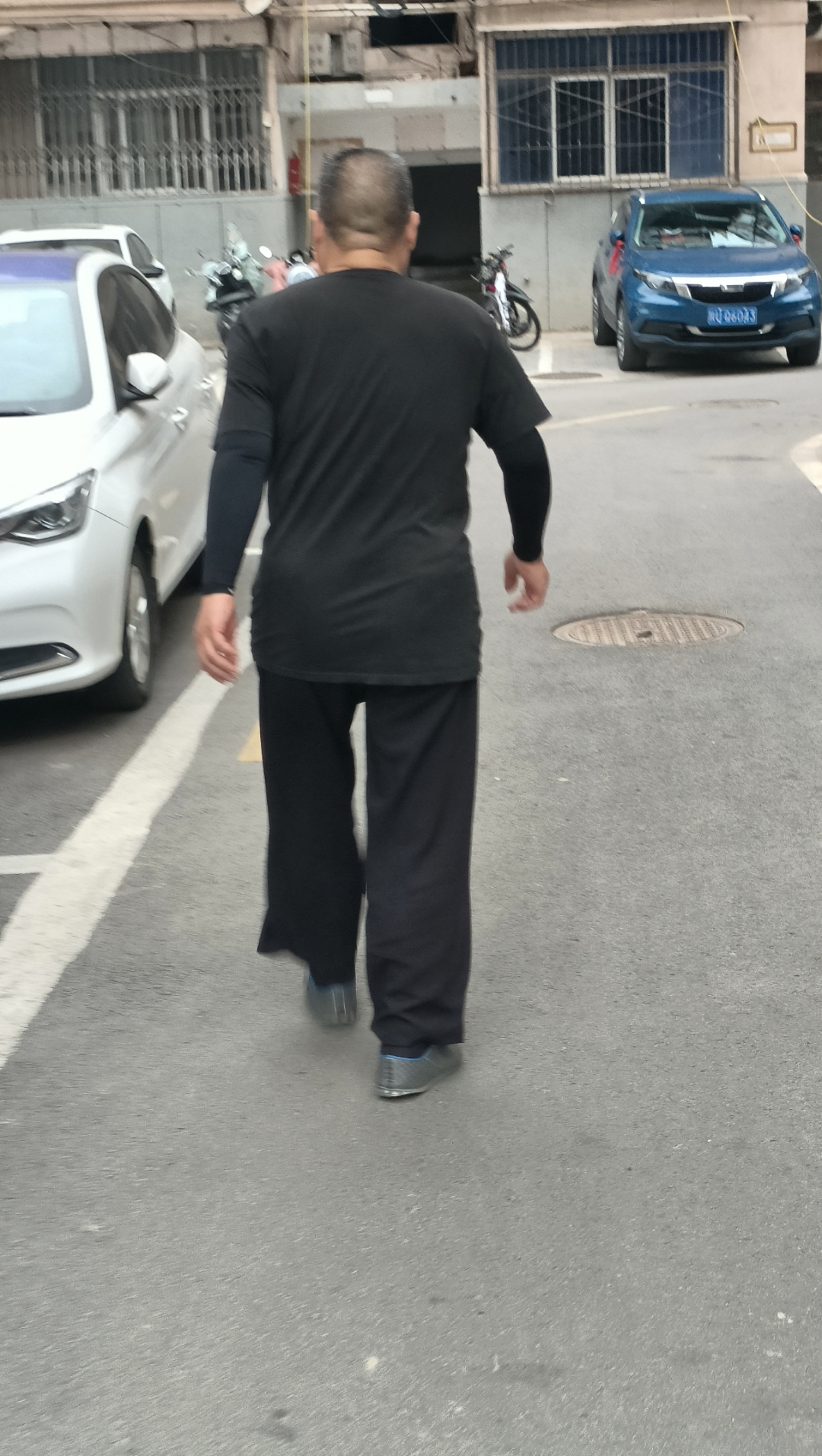 走路简单,不伤膝盖关节,在小区里走几圈,活动活动身,非常适合胖子