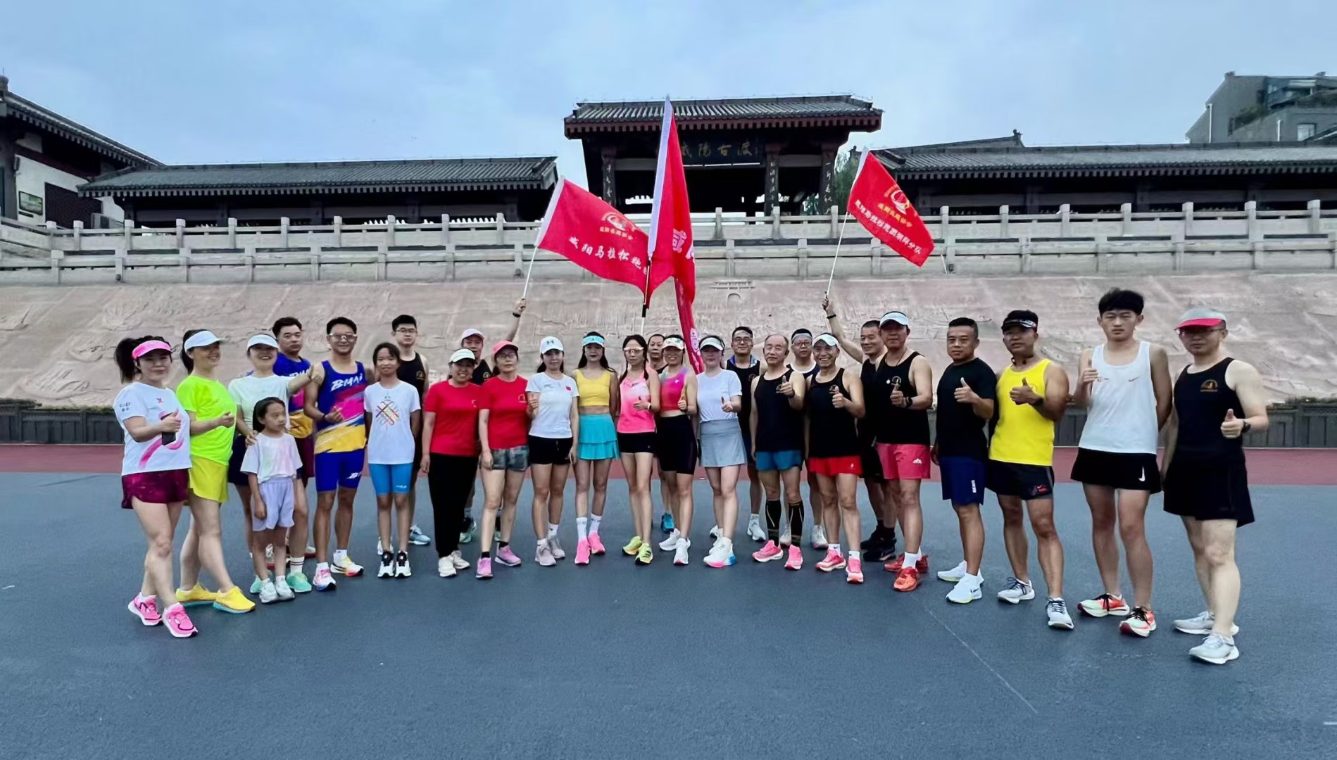 风雨奔跑的女子图片图片