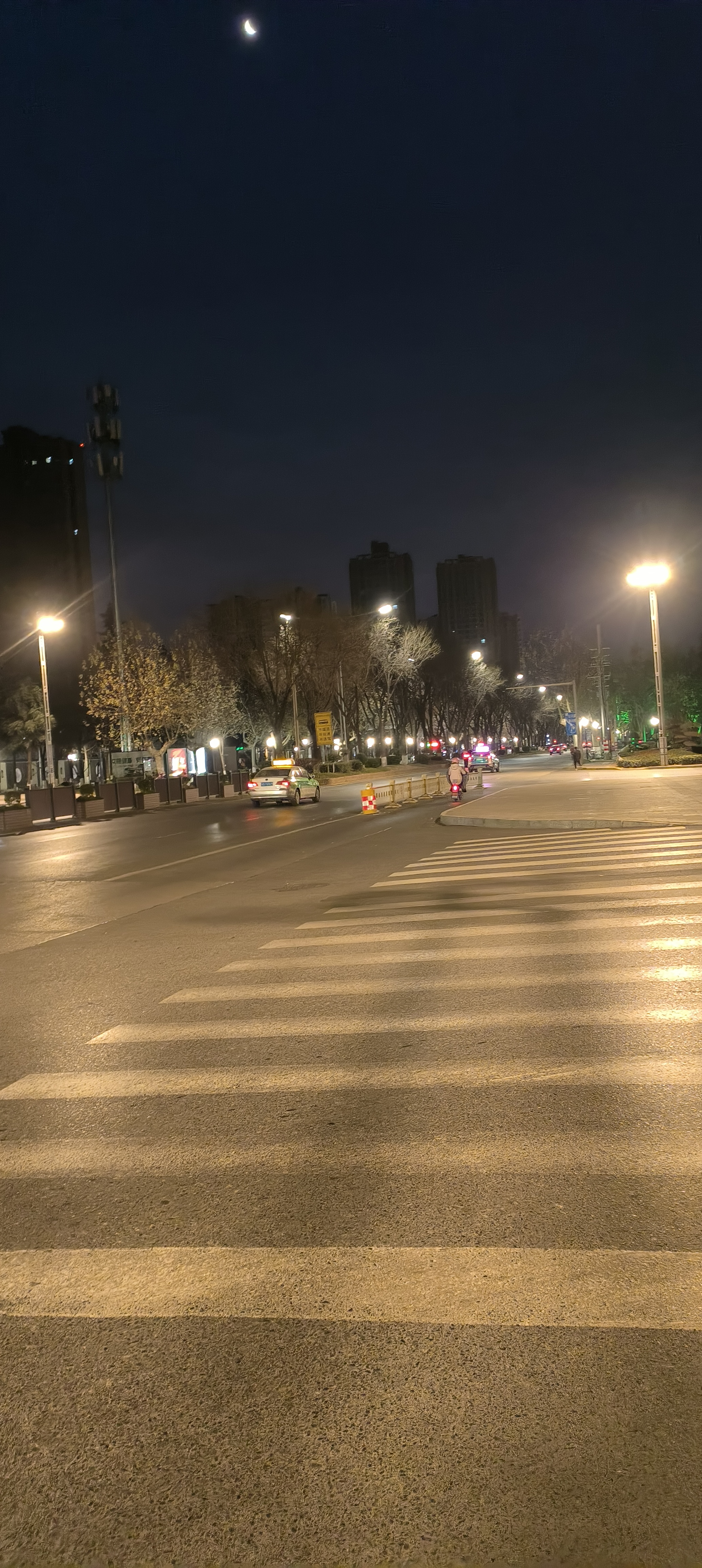 一路上欣赏咸阳城之美,一边跑步一边看风景,拂晓吋的咸阳城,灯光与