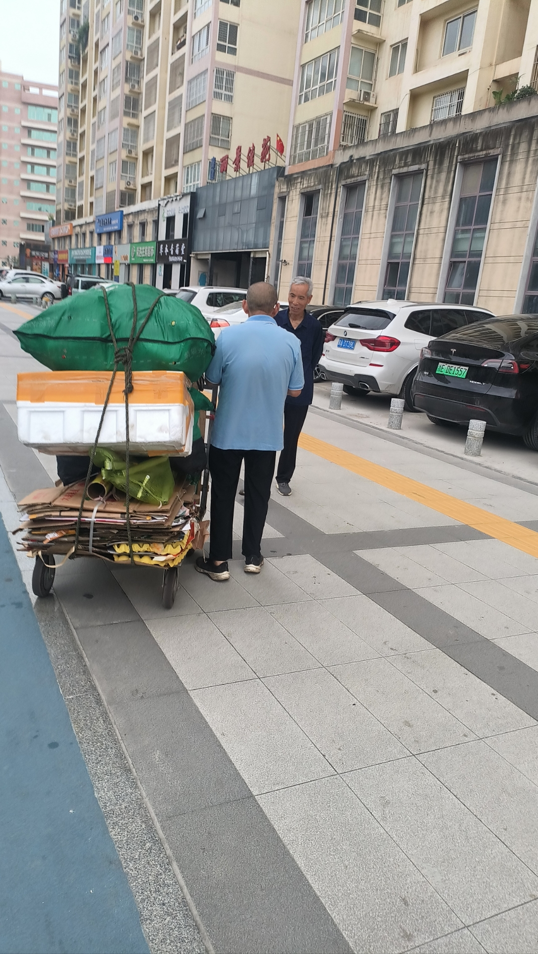 的人图片老头推架子车图片老汉推车是什么姿势帮忙推车大叔推着小车