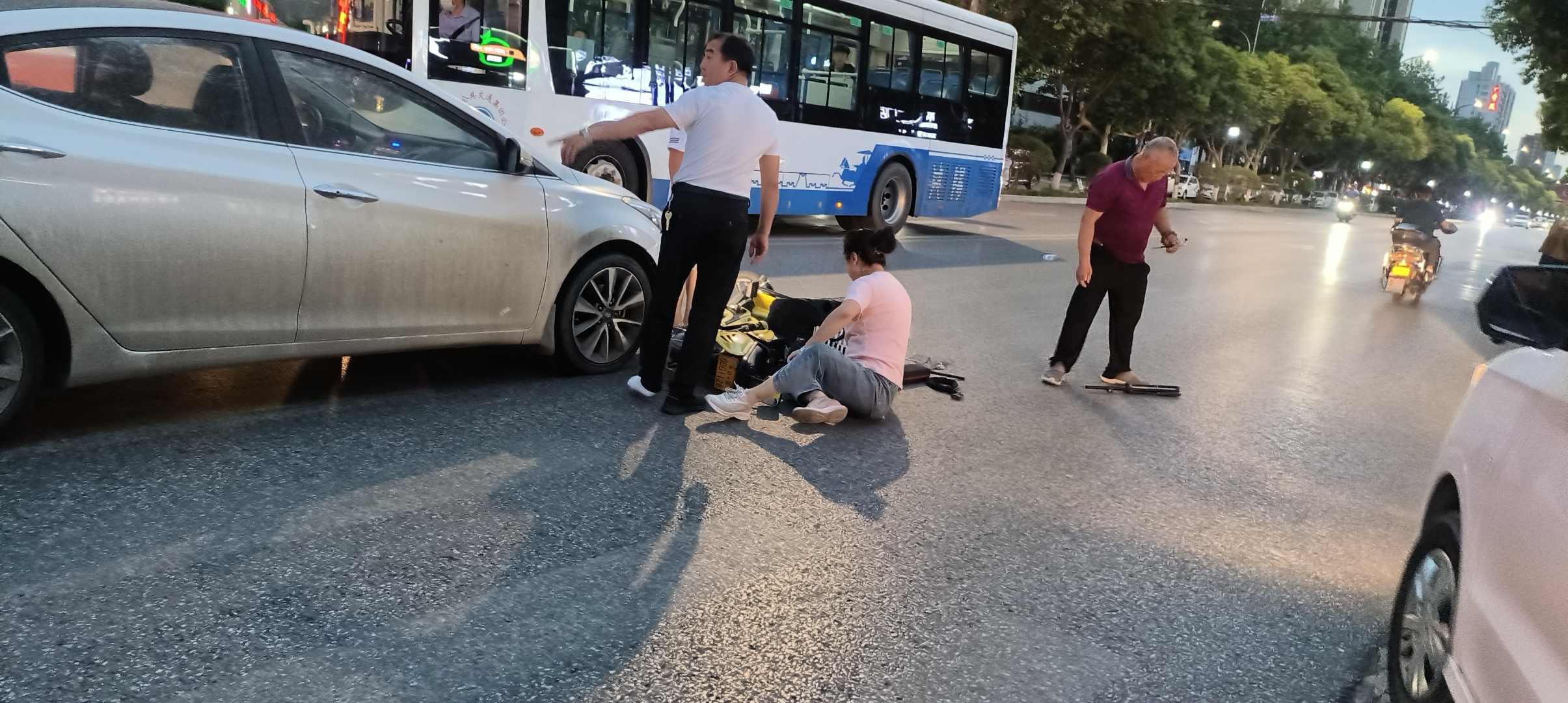 不是,她坐在车前不起来,,也好像人无事,是一起电动车和小