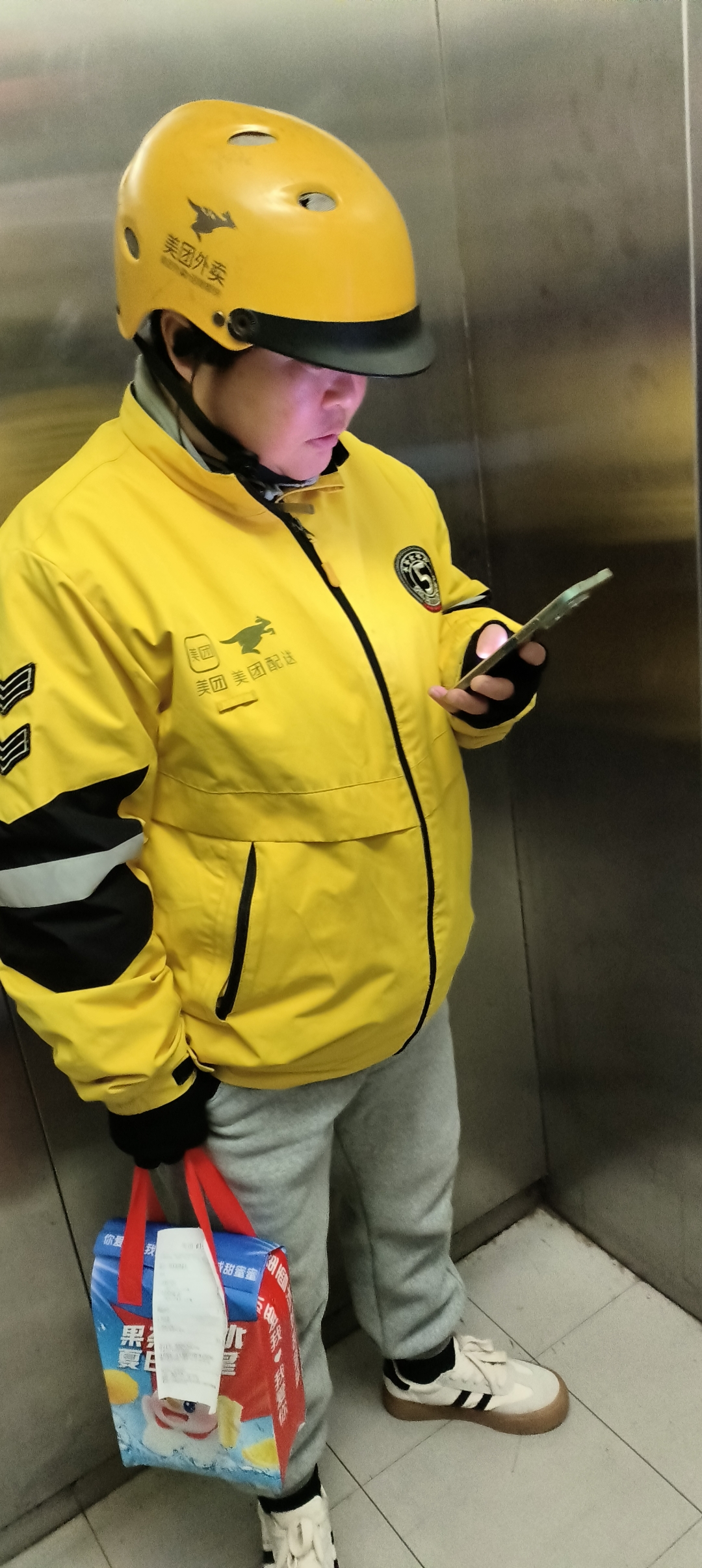制服波兰美团哥跑腿小哥图片美团外卖员人物着装美团头盔