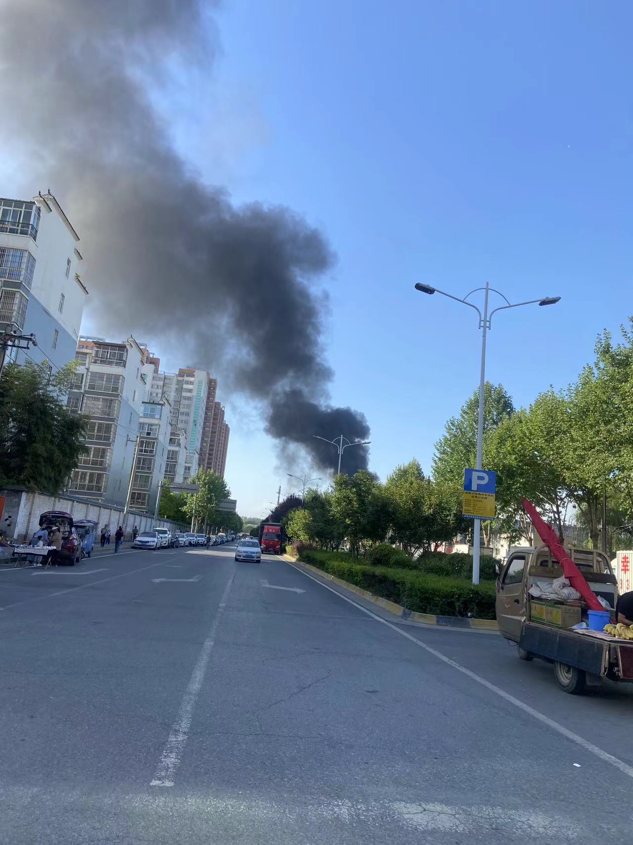 咸阳的煤校后边,阳光幸福城东边. 我在空港都能看见半个天都熏黑了!