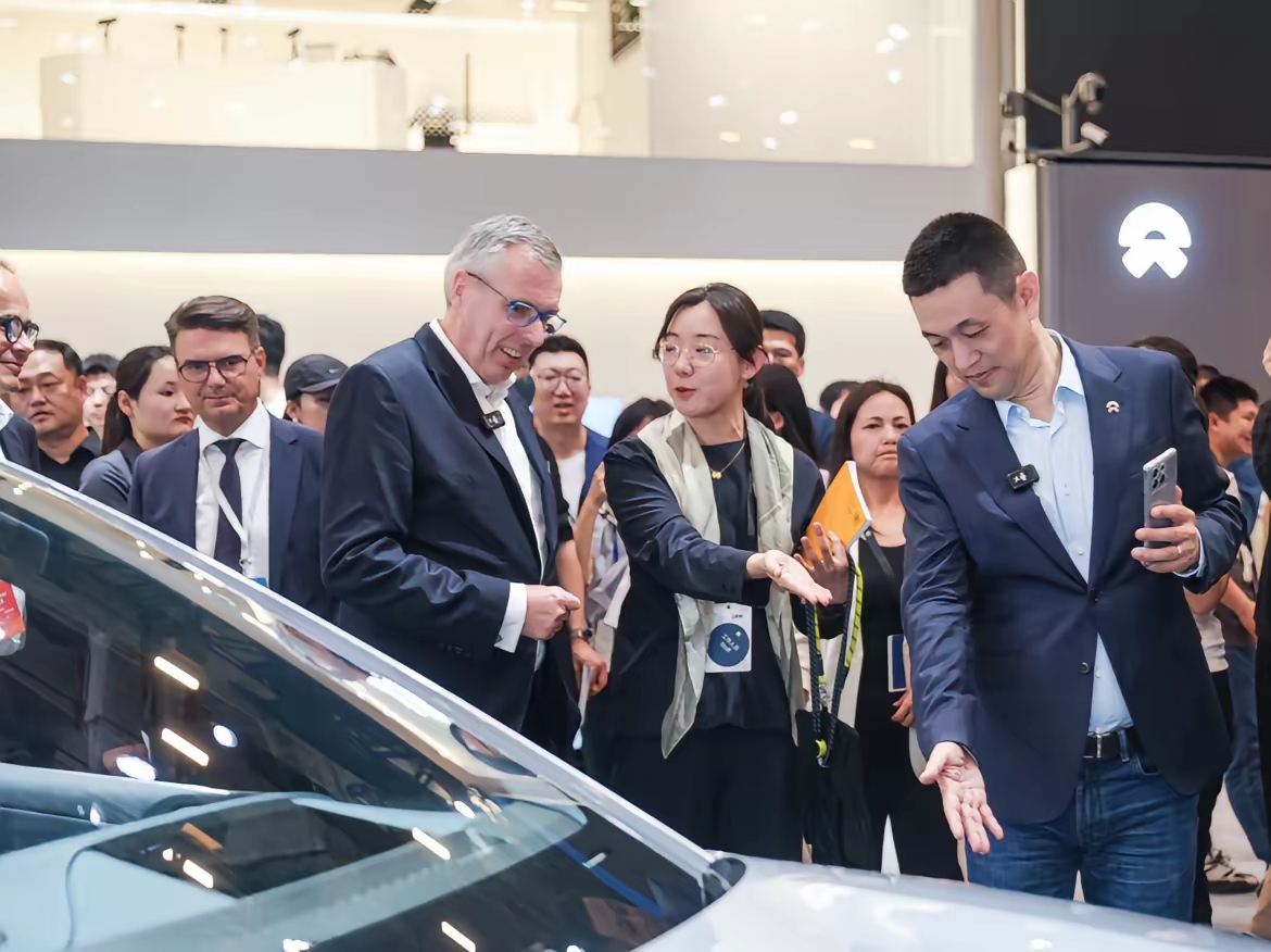 上海车展蔚来et9展台炸了!