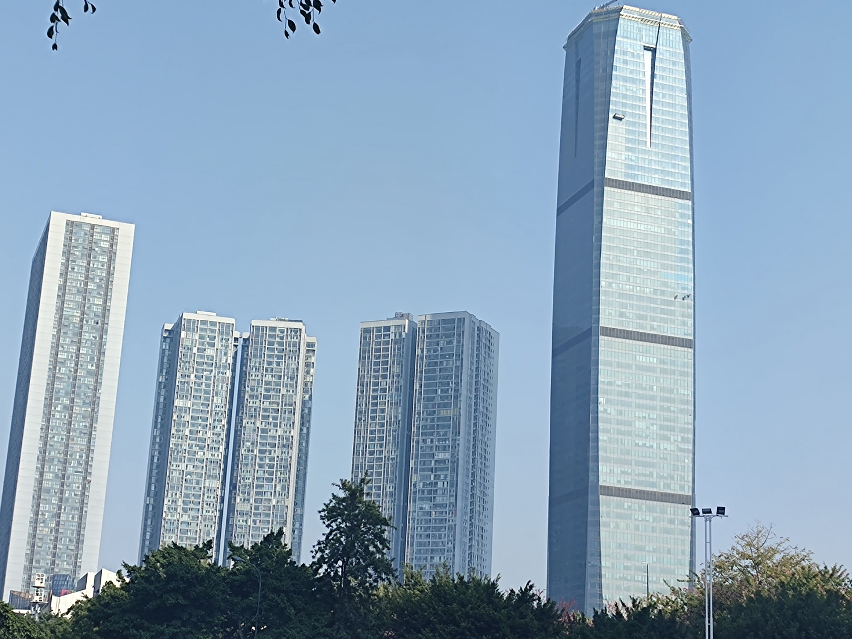 最美周边游# 广西柳州市地标式建筑地王公馆一共有4栋高楼,位于市