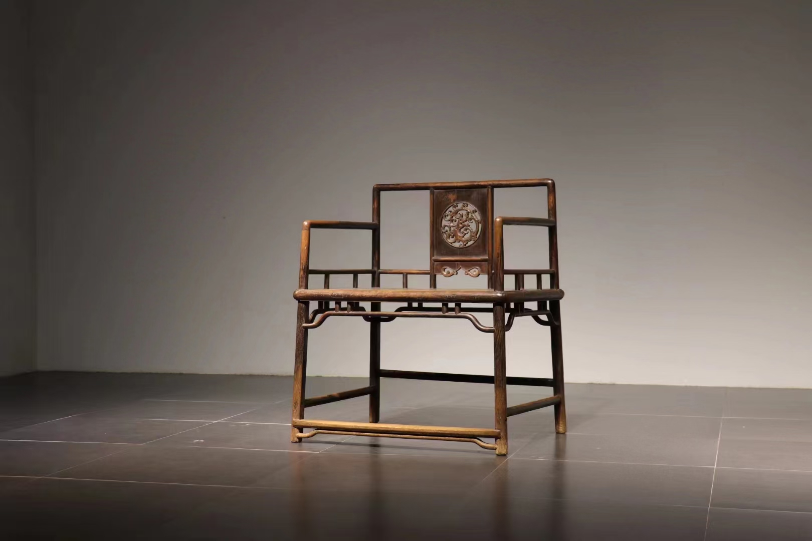 禅椅造型简练,朴实无华,明式韵味浓郁 坐面比例深纵宽拓,以合禅家打坐