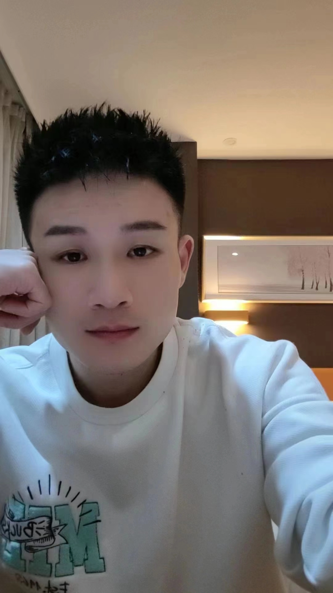 背景是暖色调的室内环境,床头柜,灯具等家具一应