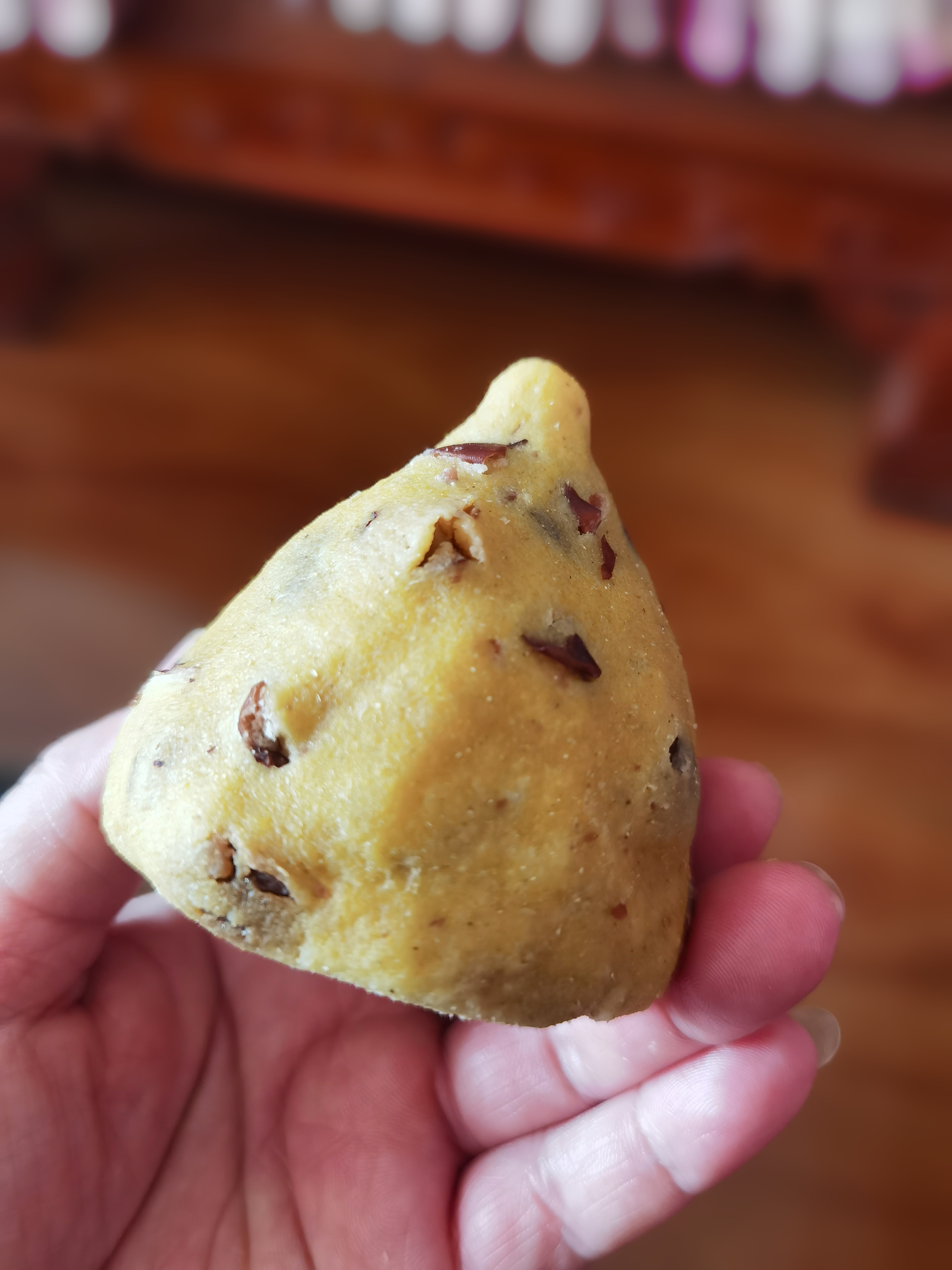 玉米窝窝  最近喜欢吃玉米窝头  玉米面用开水烫一下加入豆面或豆渣